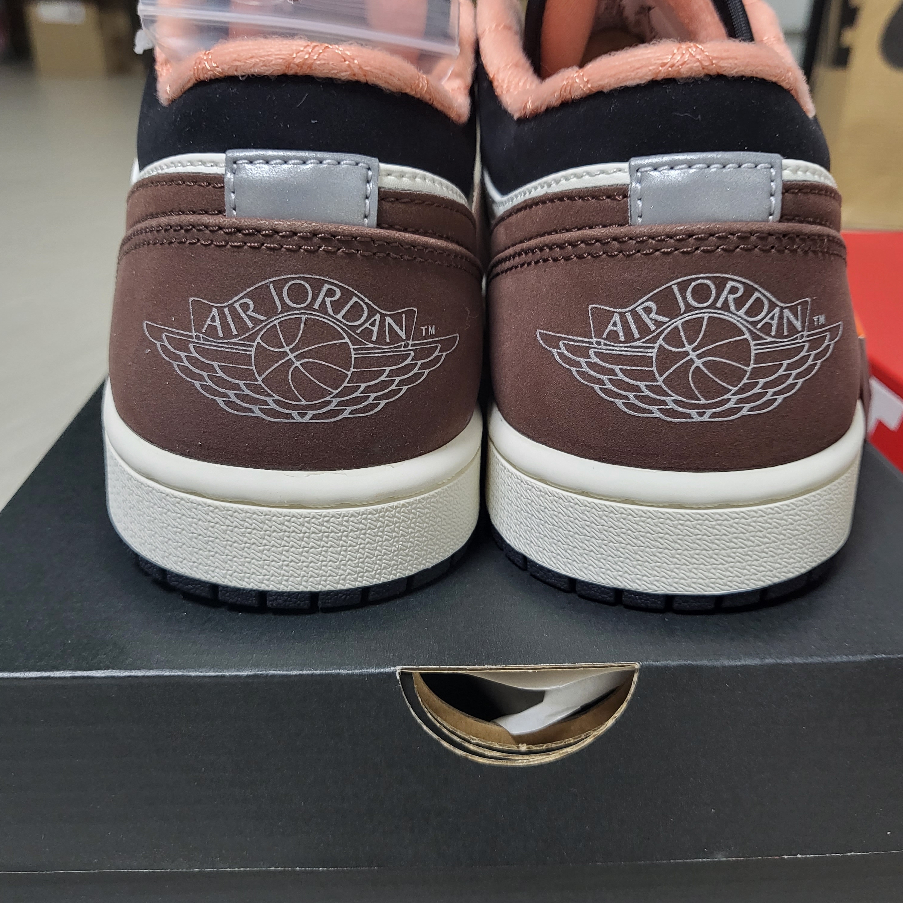 Jordan 1 Low SE Chocolate Bliss 착용 스타일 - 3