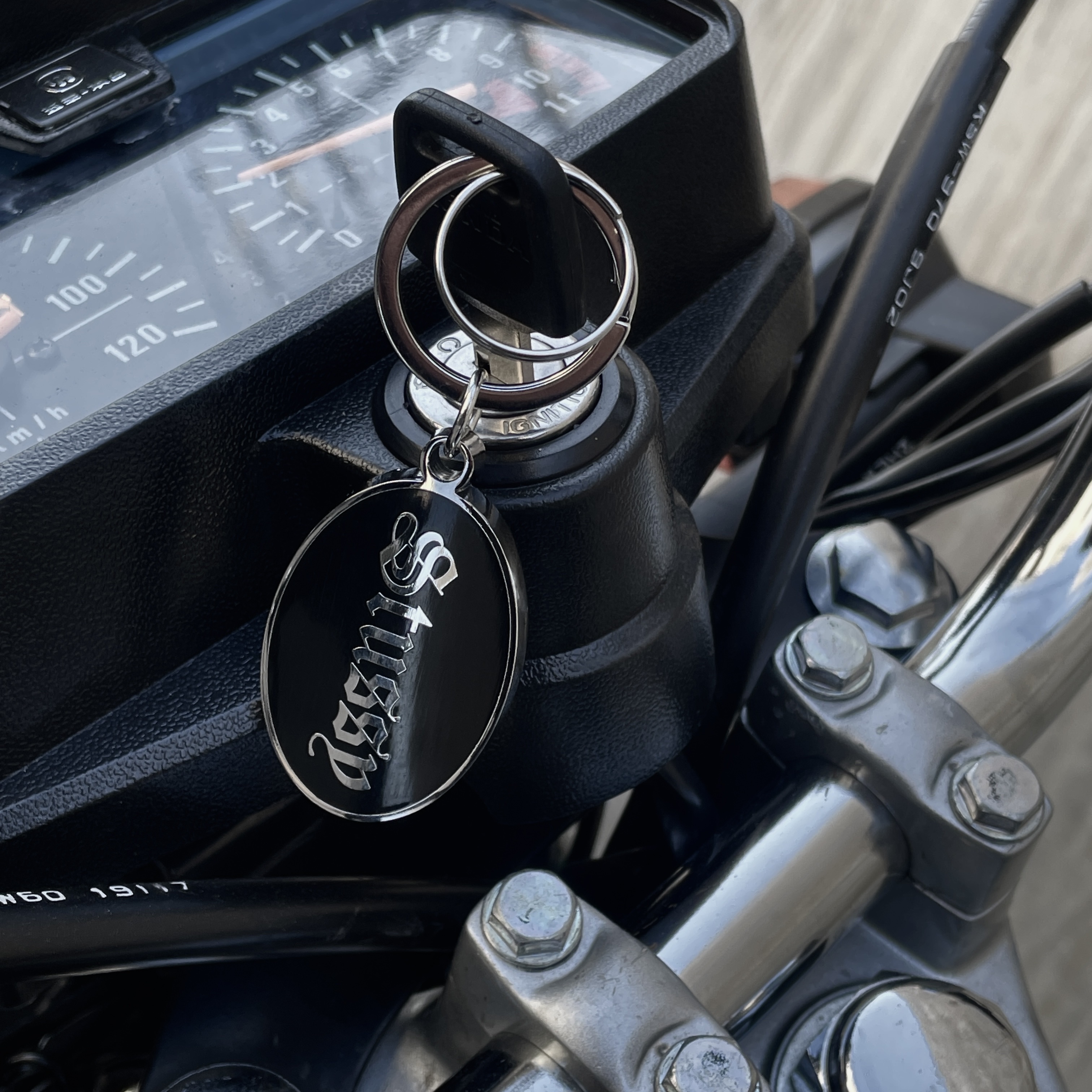Stussy O.E. Badge Keychain 착용 스타일
