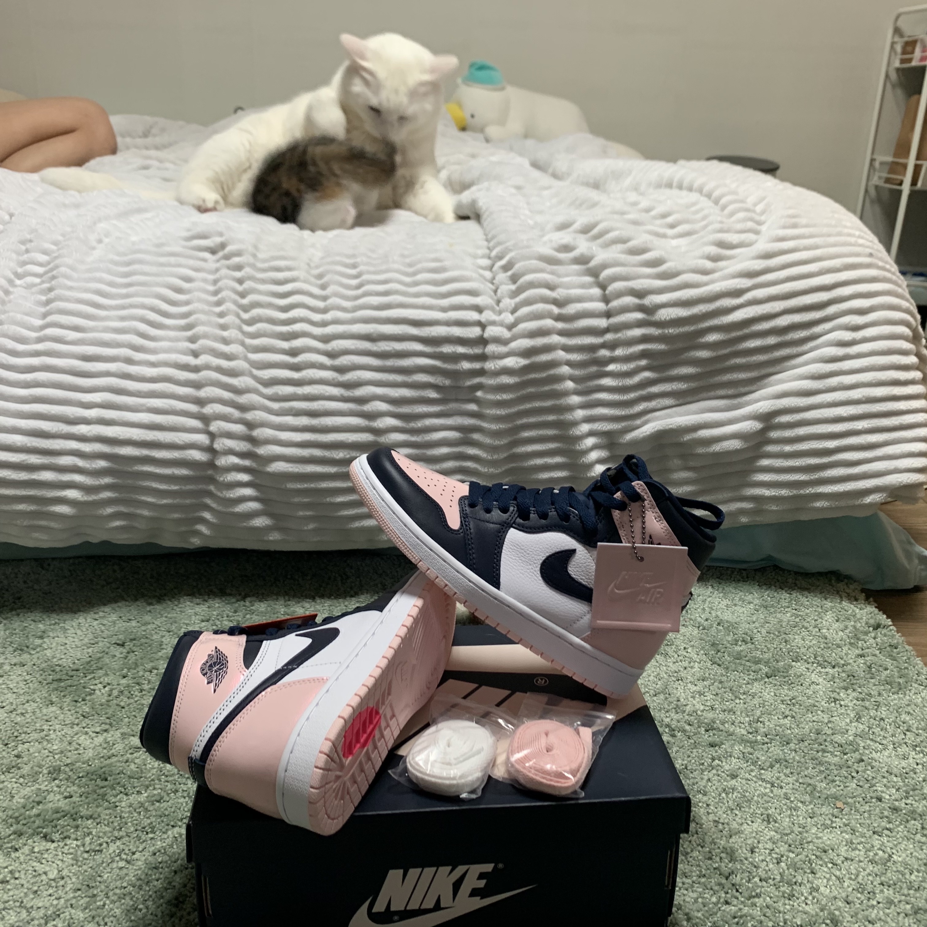 (W) Jordan 1 Retro High OG Atmosphere, (W) Nike Air Force 1 Low Catechu 착용 스타일 - 1