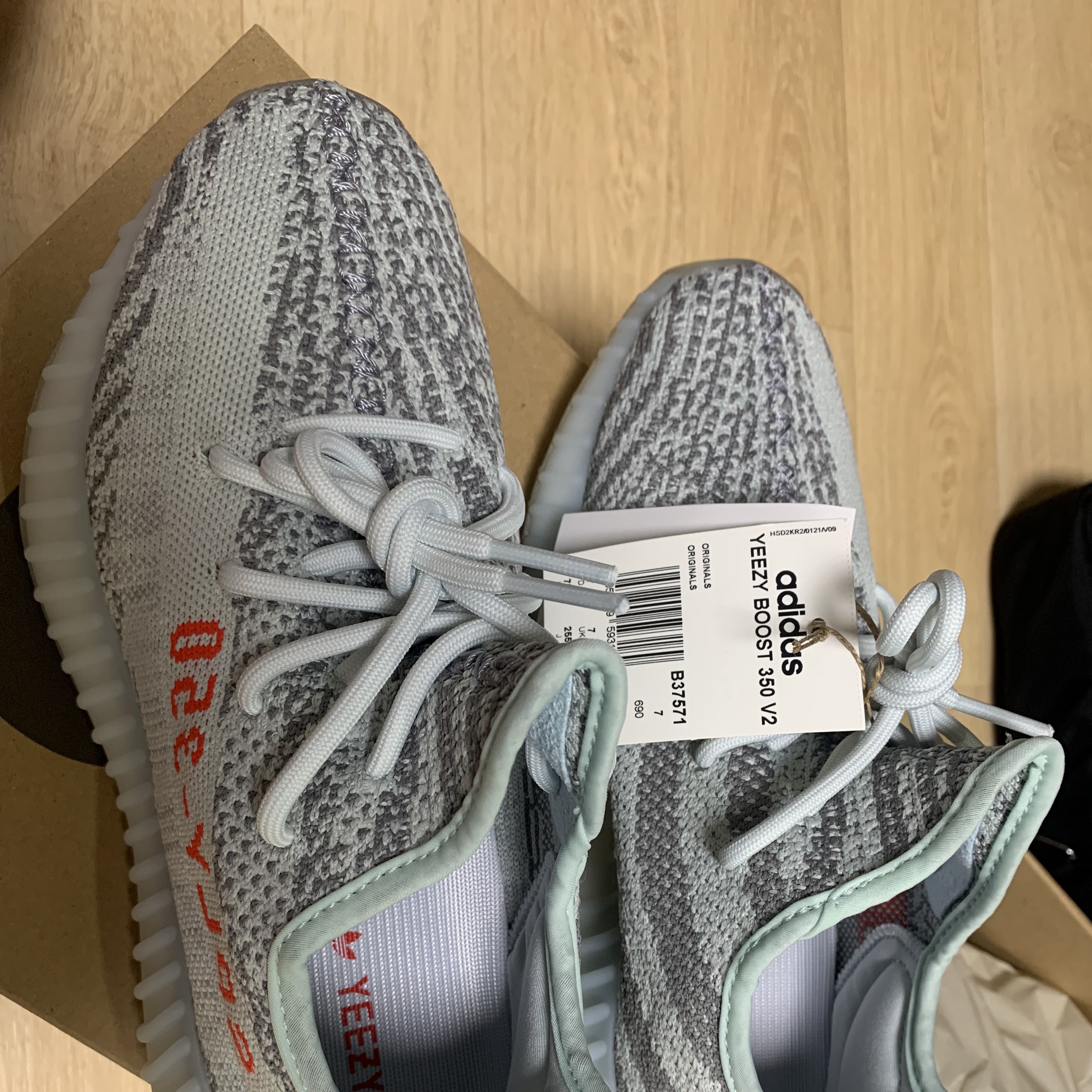 Adidas Yeezy Boost 350 V2 Blue Tint 2017 착용 스타일 - 3