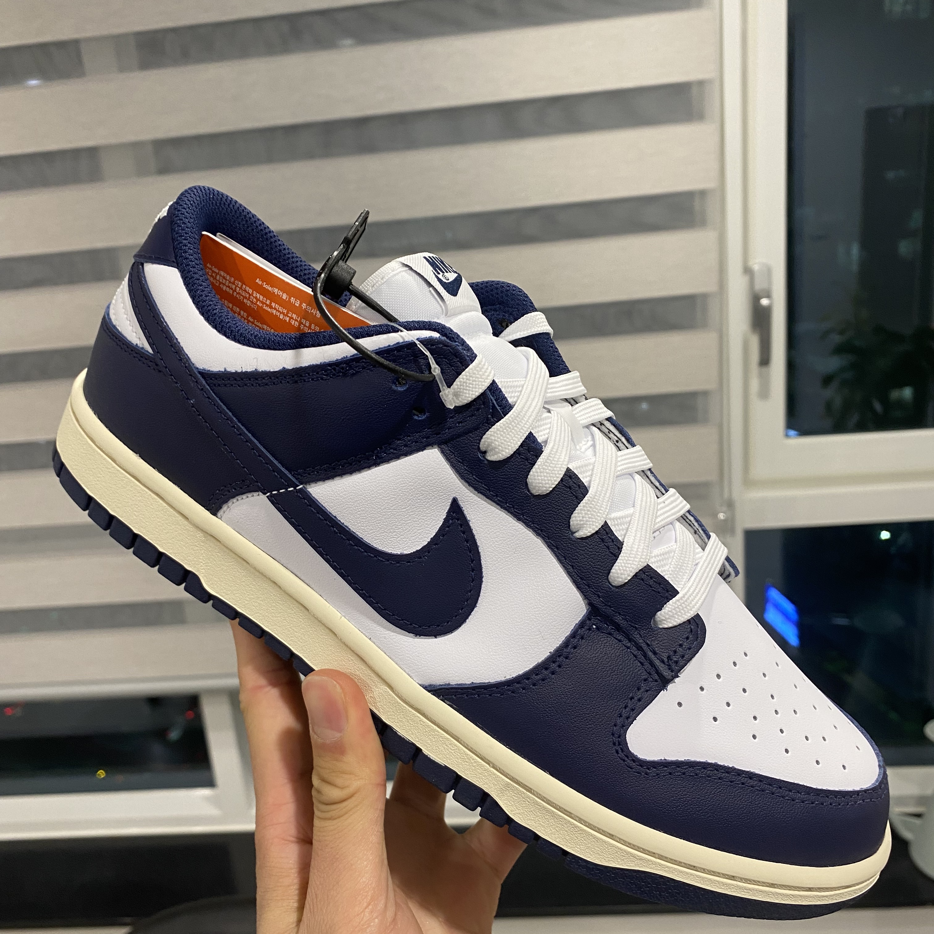 (W) Nike Dunk Low Vintage Midnight Navy 착용 스타일 - 1