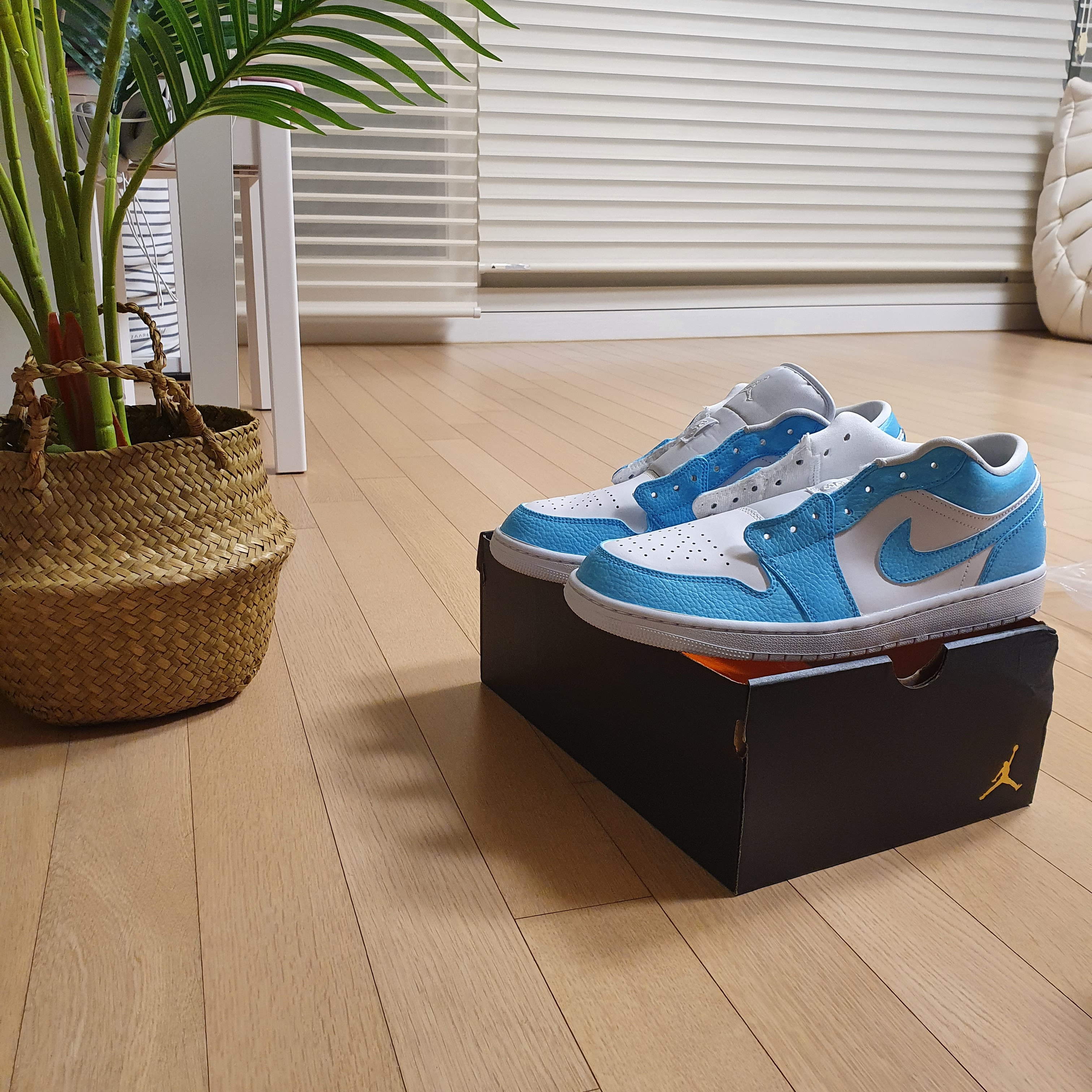 Jordan 1 Low Triple White Tumbled Leather 2020 착용 스타일 - 2