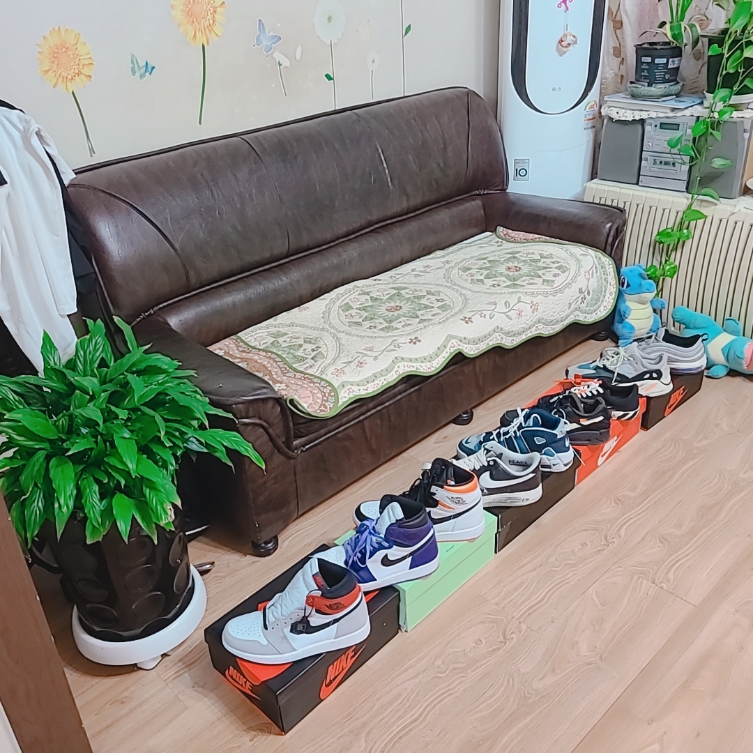 Adidas Yeezy Boost 700 Wave Runner Solid Grey 2017/2019, Jordan 1 Retro High OG Court Purple 2020 착용 스타일 - 2