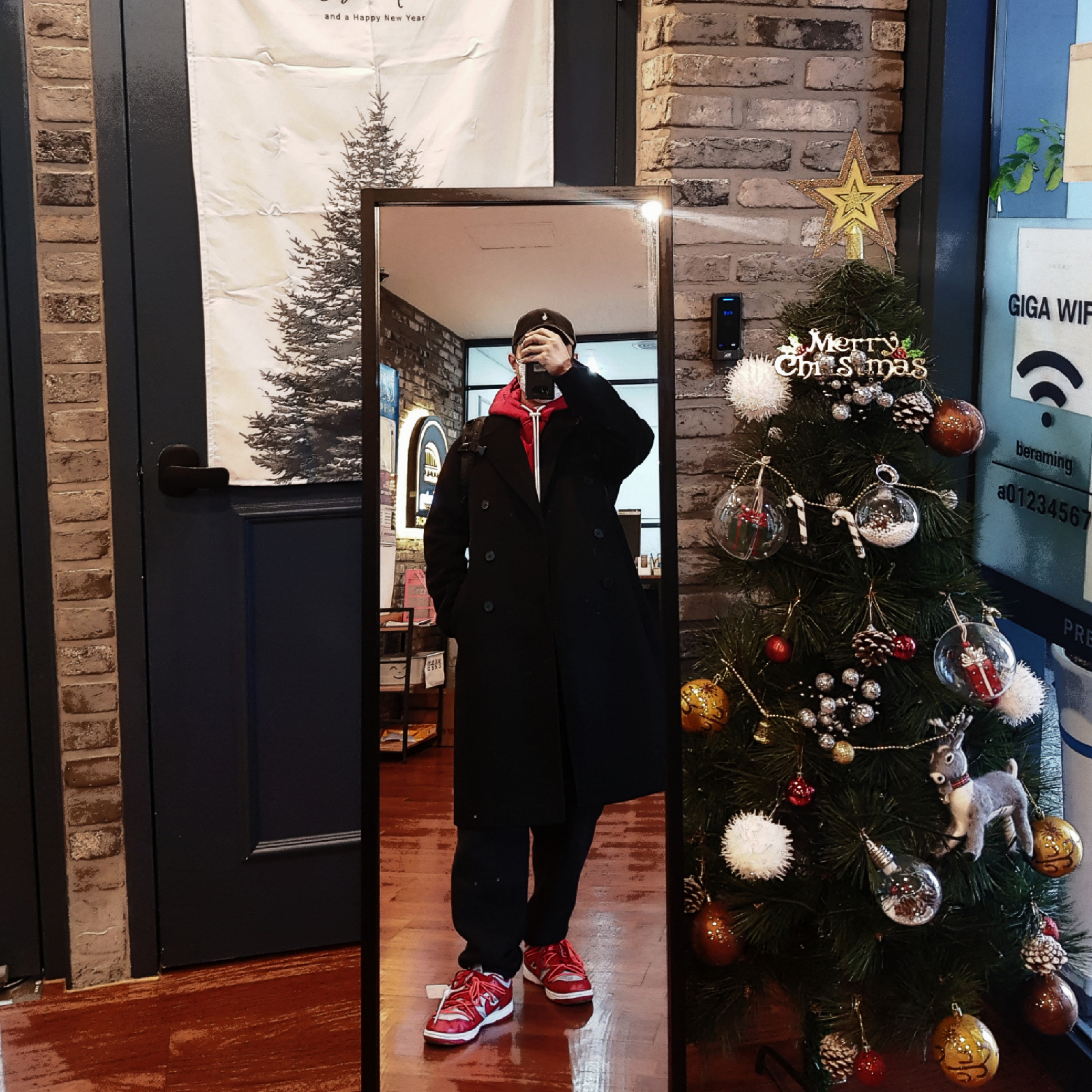 Nike M NRG Hoodie Red, Nike M NRG Sweatpants Black 착용 스타일 - 1