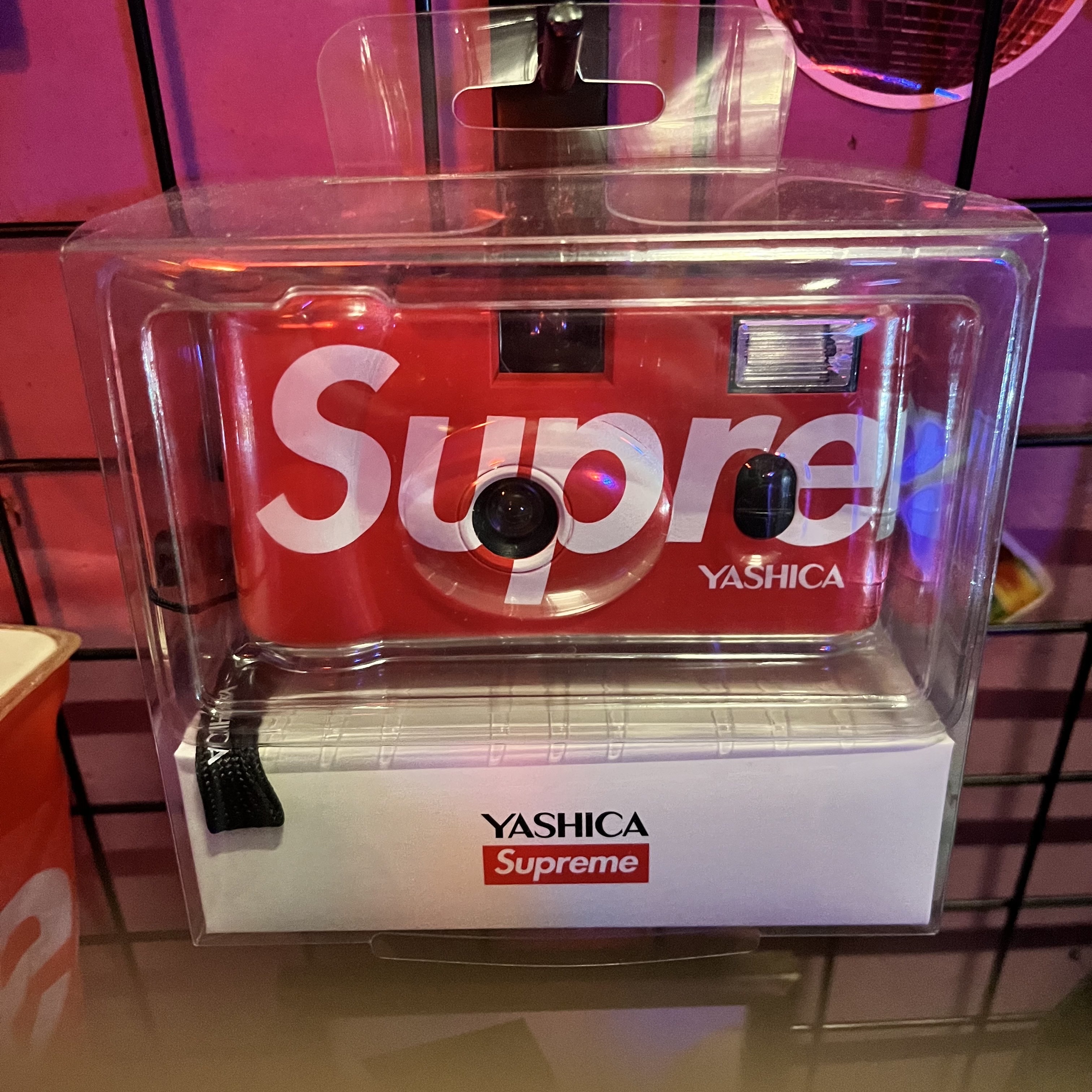 Supreme Yashica MF-1 Camera Red - 21SS 착용 스타일