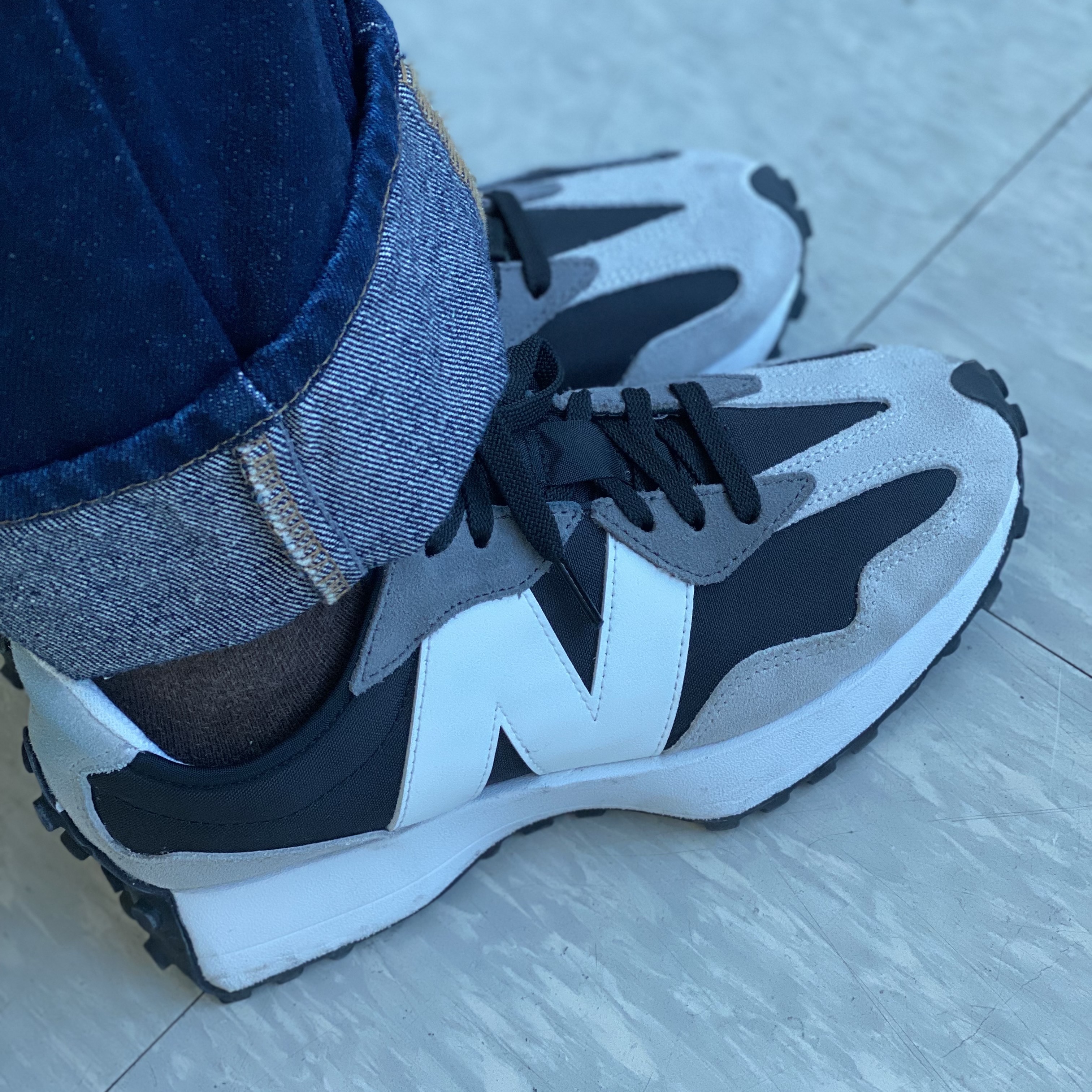 New Balance 327 Black Grey 착용 스타일 - 1
