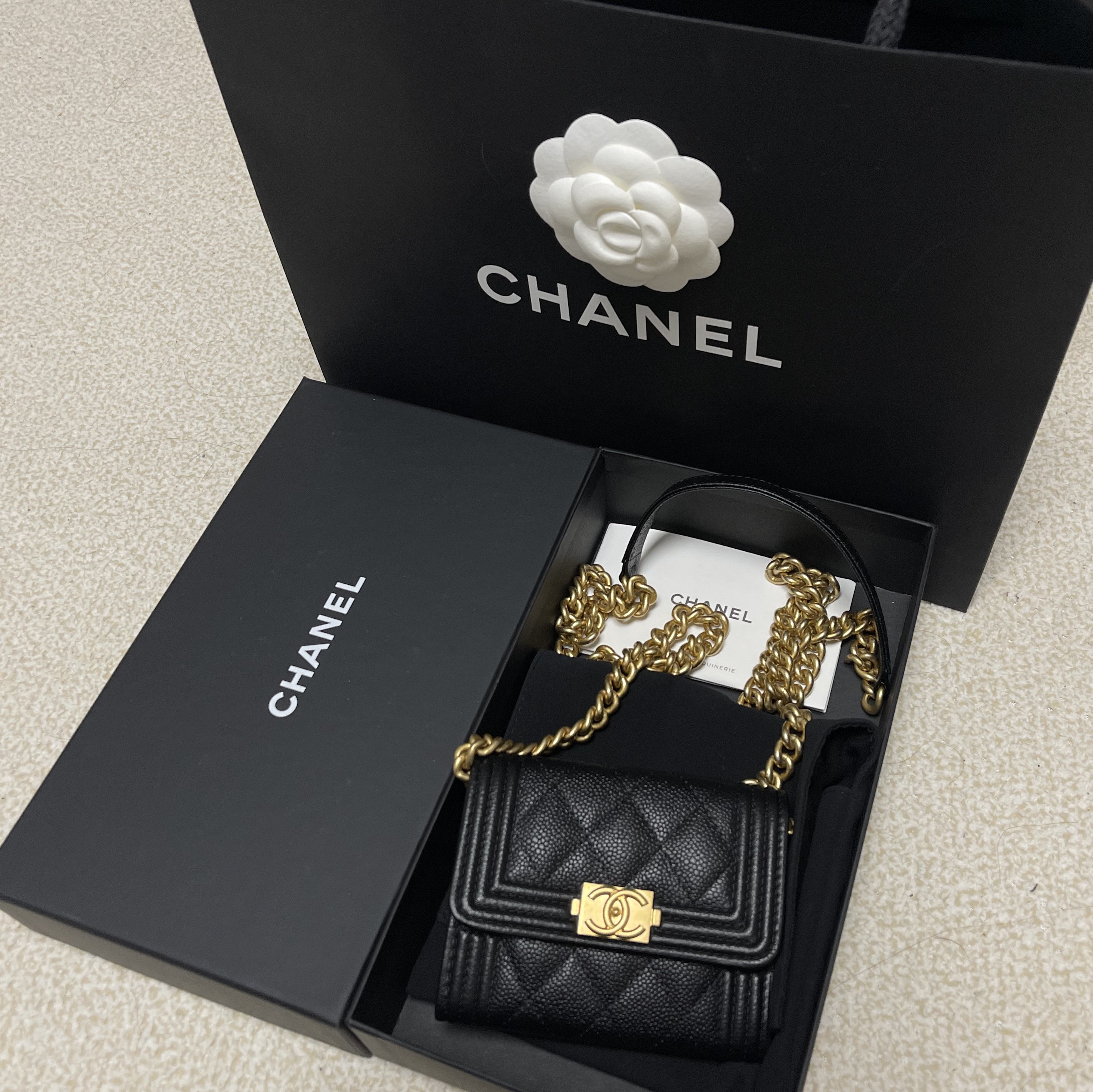 Chanel Boy Chanel Flap Coin Purse With Chain Grained Calfskin & Gold Black 착용 스타일 - 1