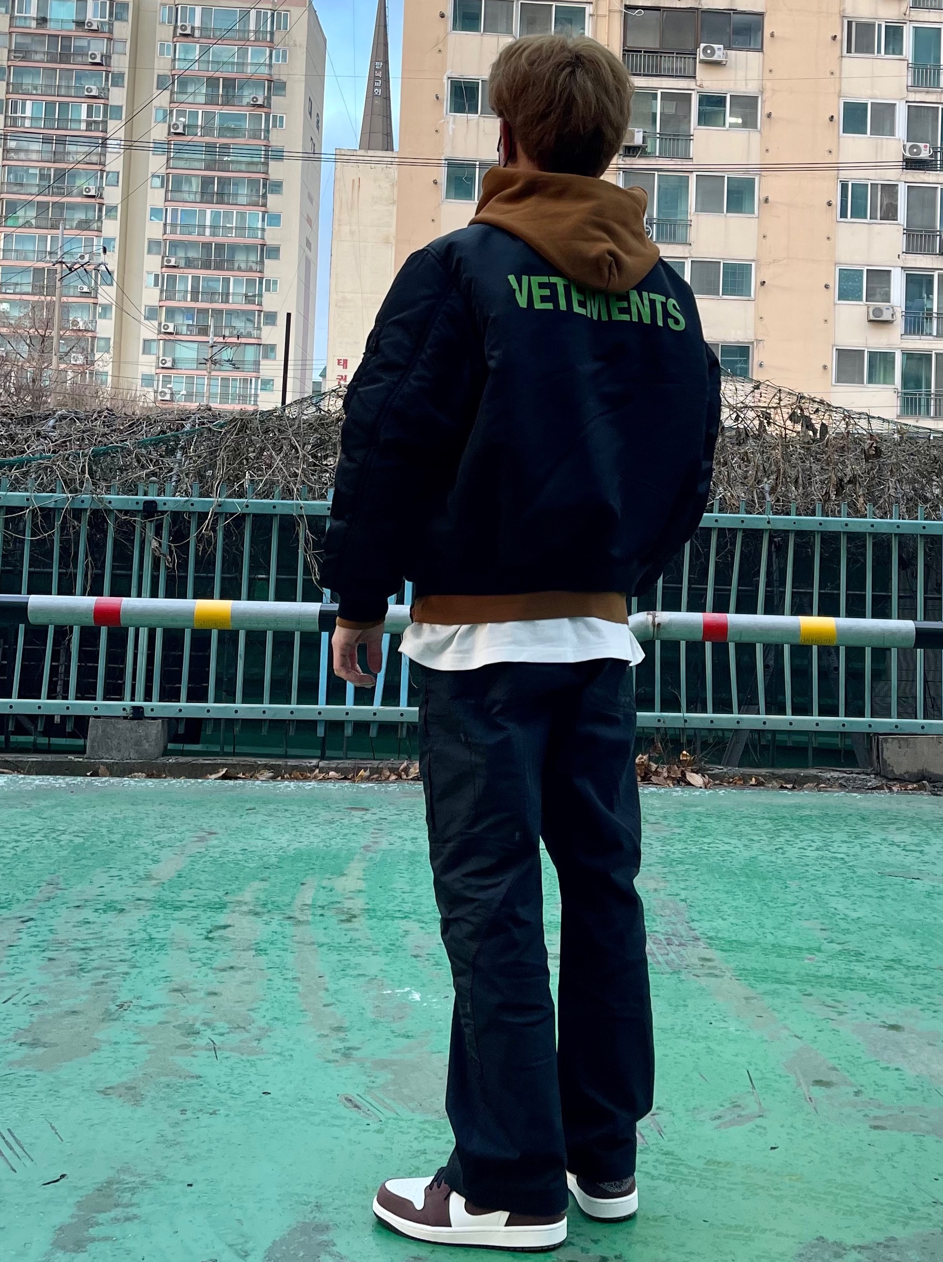 Yeezy Gap Hoodie Brown, Nike x Off-White NRG Pants Black 착용 스타일 - 2