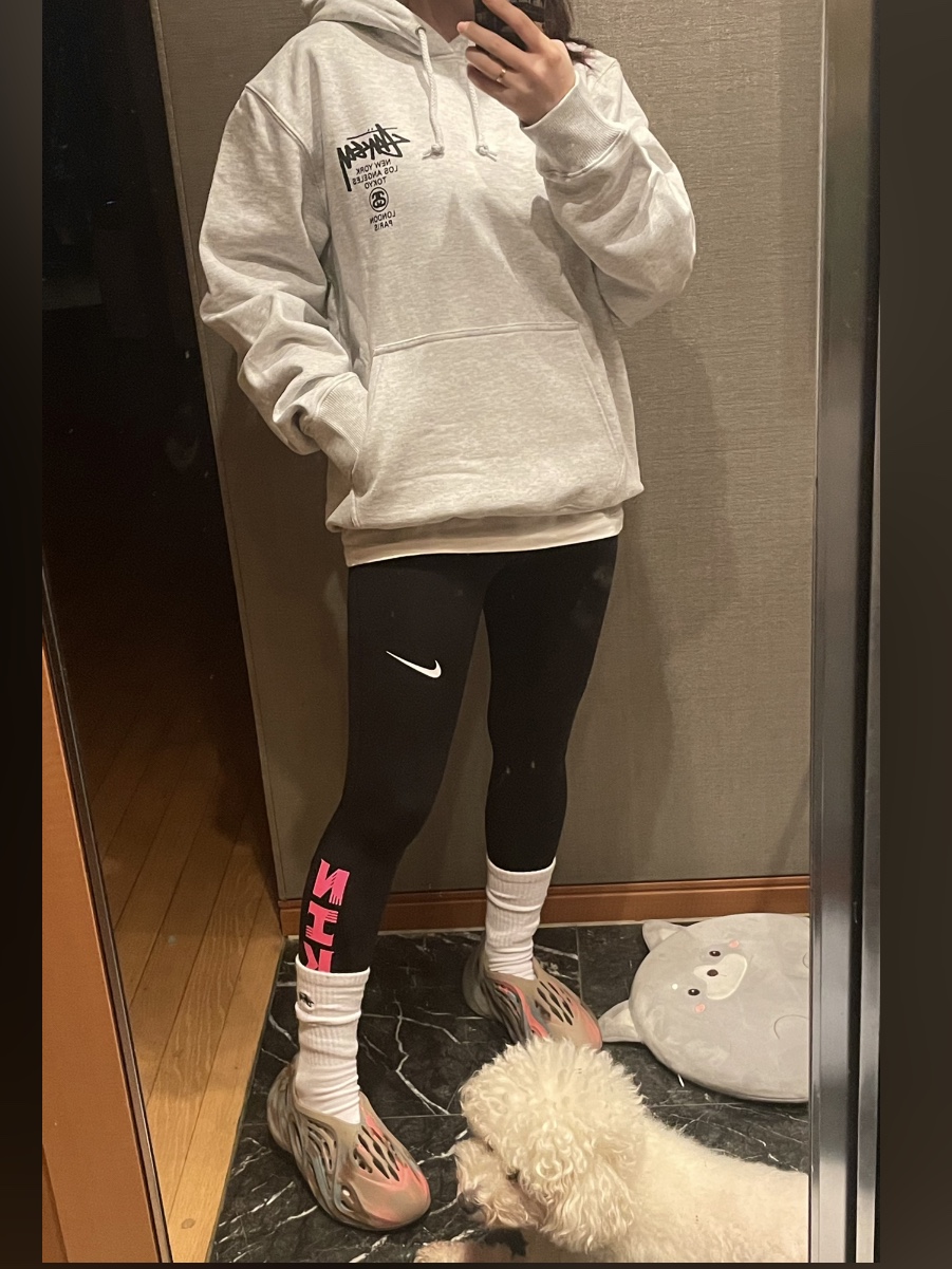 Stussy World Tour Hoodie Ash Heather 2021, Adidas Yeezy Foam RNNR MX Sand Grey 착용 스타일 - 1