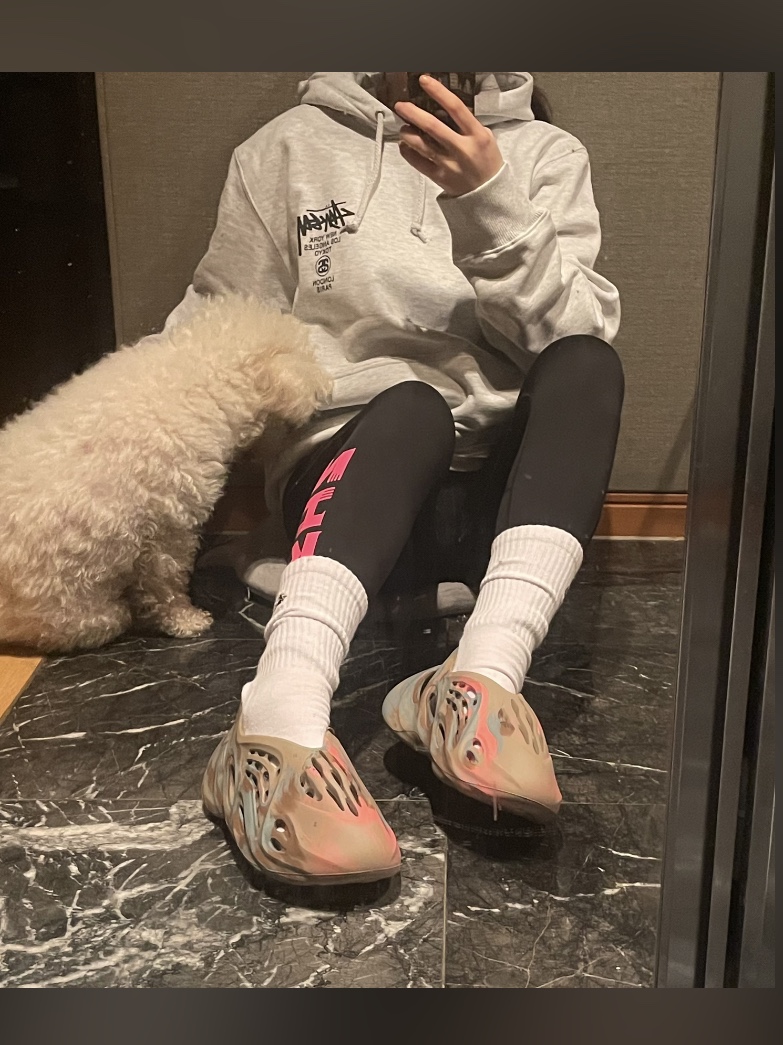 Stussy World Tour Hoodie Ash Heather 2021, Adidas Yeezy Foam RNNR MX Sand Grey 착용 스타일 - 2