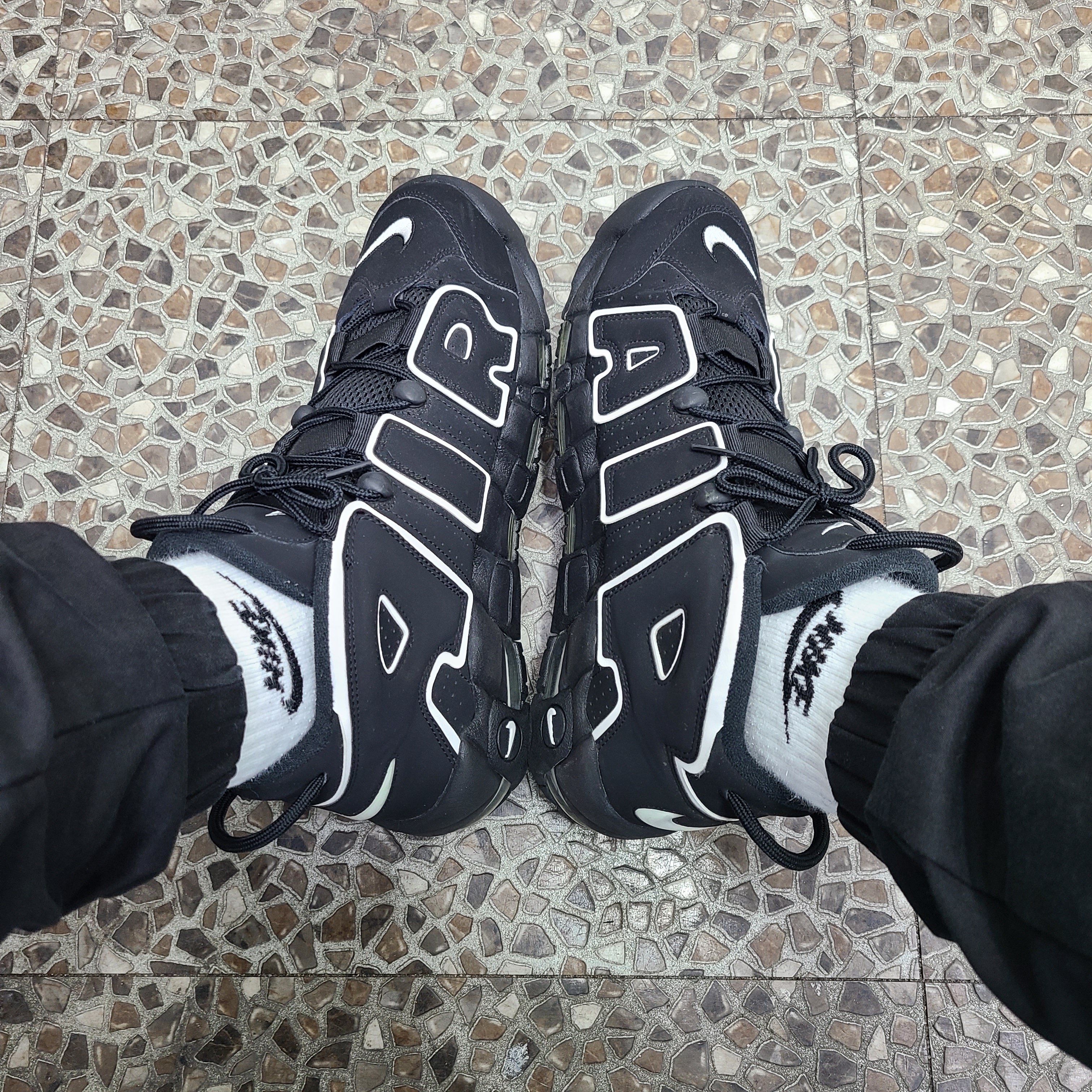 Nike Air More Uptempo Black White 2016 착용 스타일 - 1
