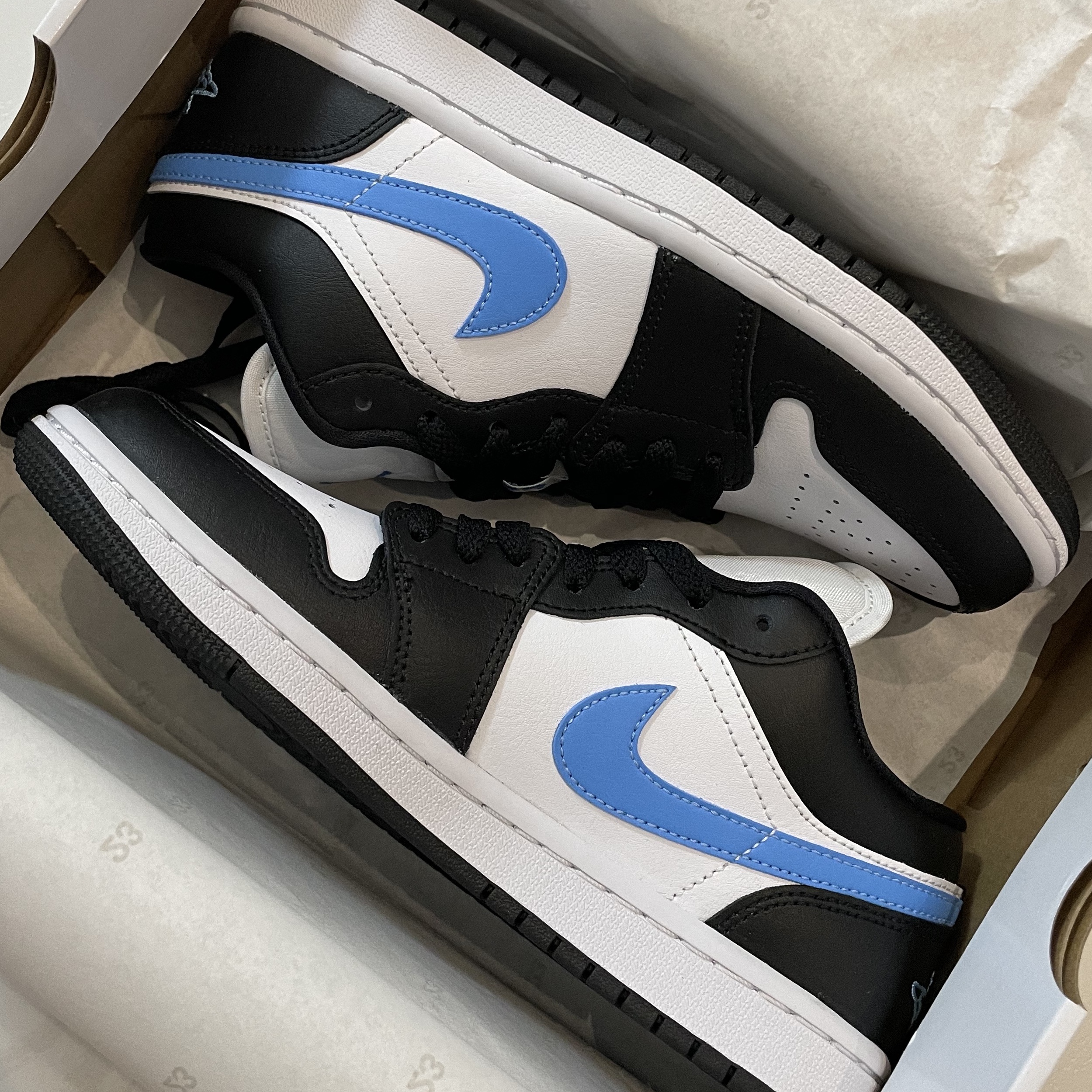 (W) Jordan 1 Low Black University Blue 착용 스타일