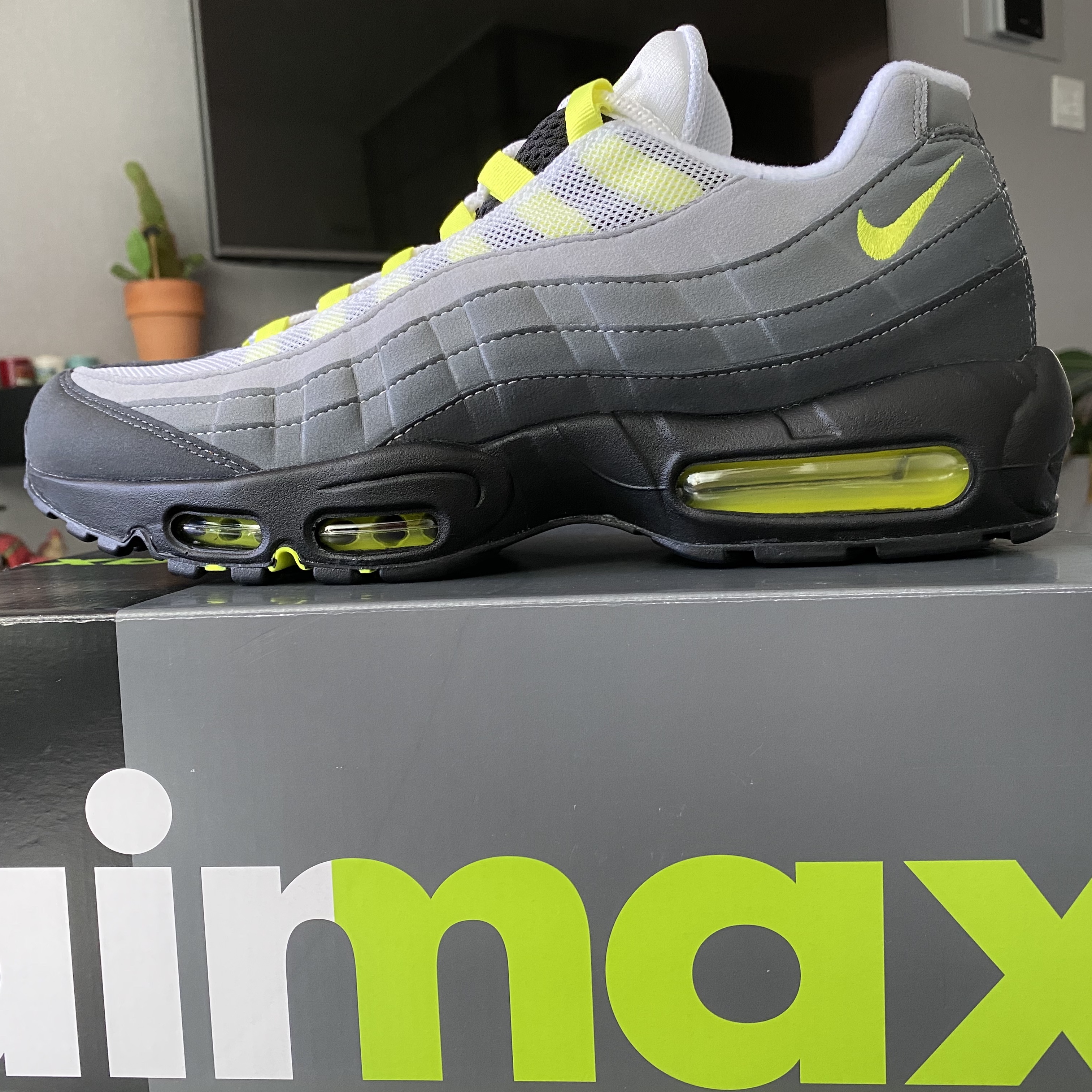 Nike Air Max 95 OG Neon Yellow 2020 착용 스타일 - 2