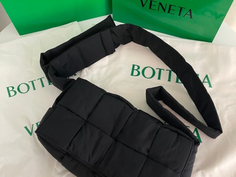 Bottega Veneta Padded Tech Cassette Black 착용 스타일