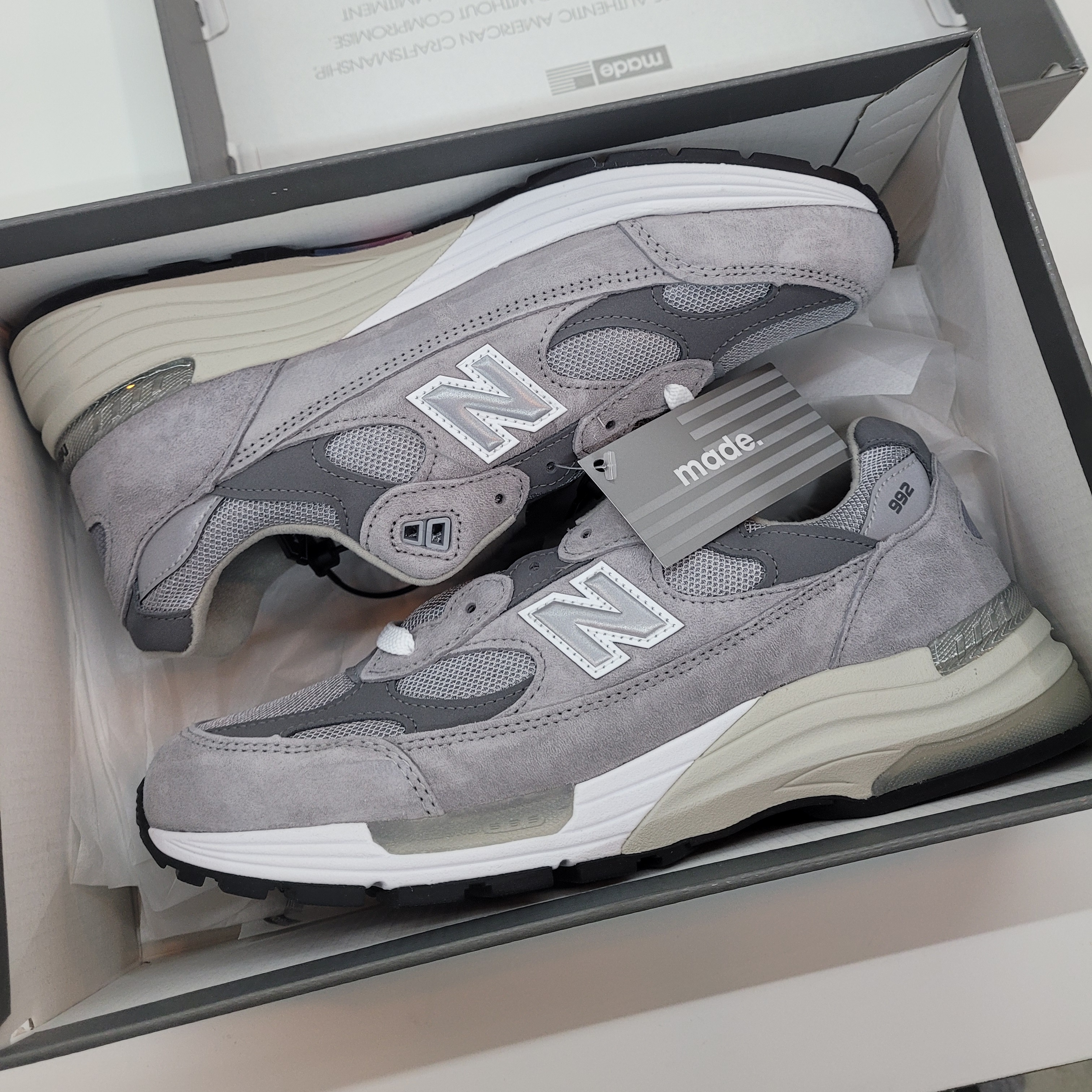 New Balance 992 Made in USA Grey - D Standard, New Balance 992 Made in USA Tan 착용 스타일 - 1