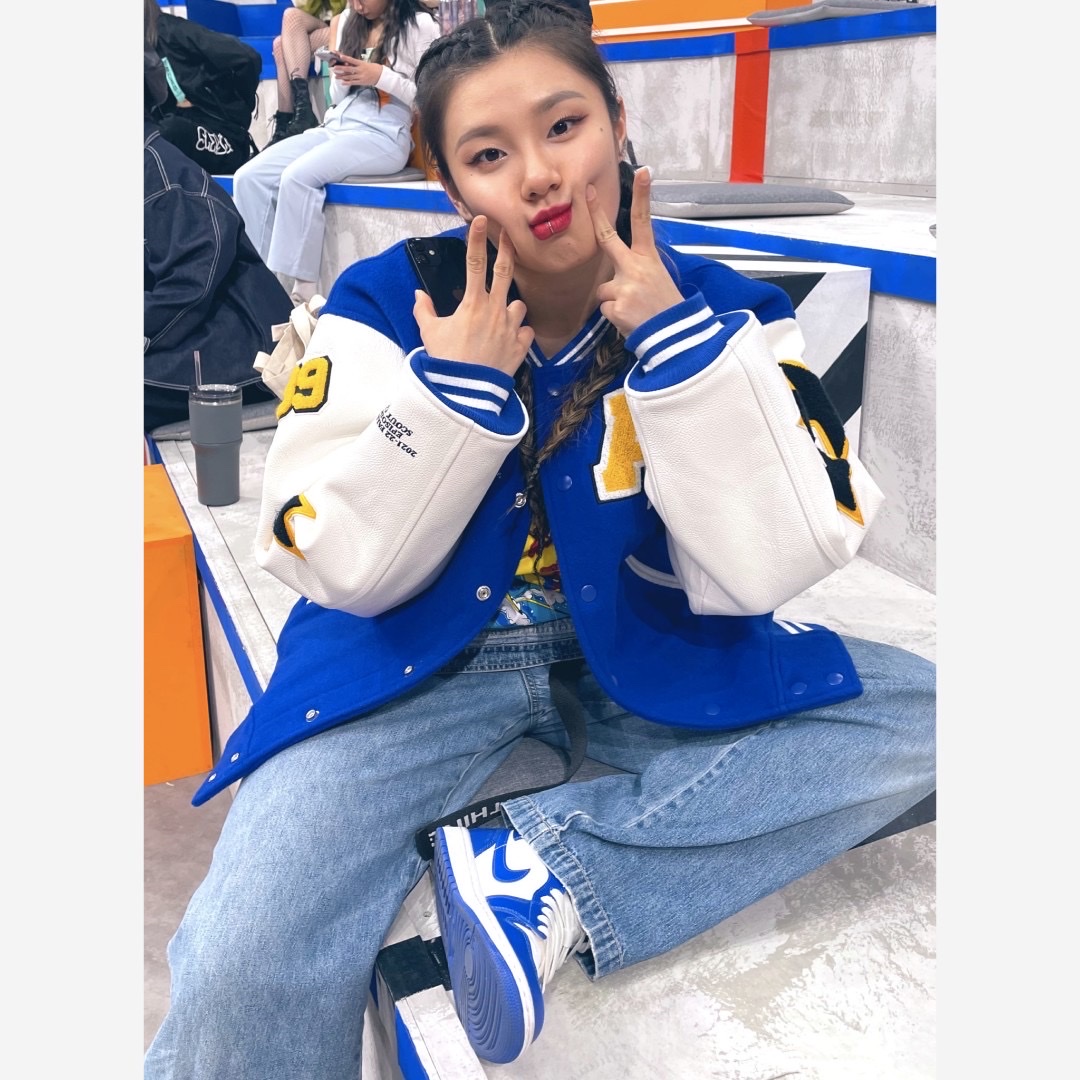 (W) Jordan 1 Mid White Hyper Royal 착용 스타일 - 2