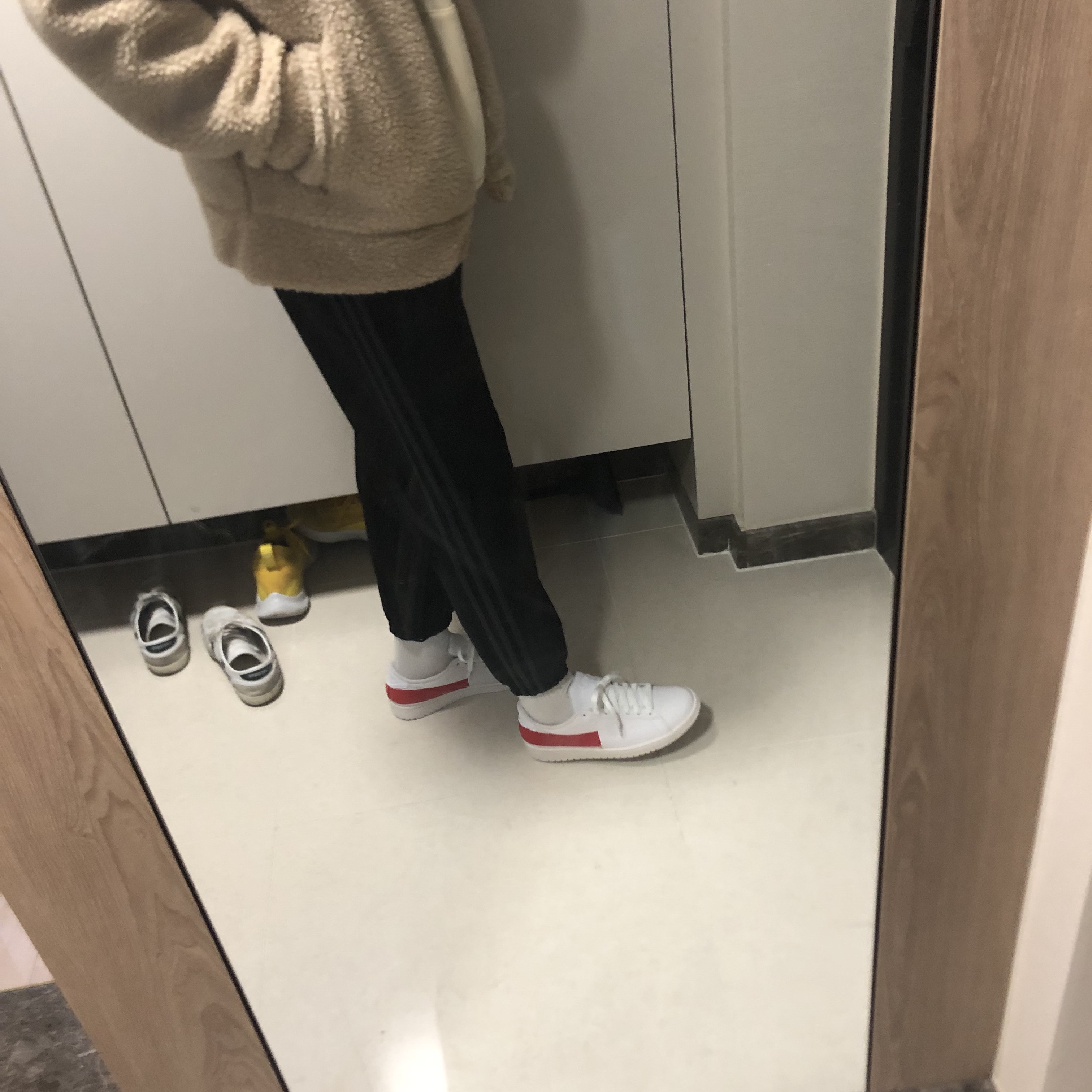 Jordan 1 Centre Court White University Red 착용 스타일 - 1