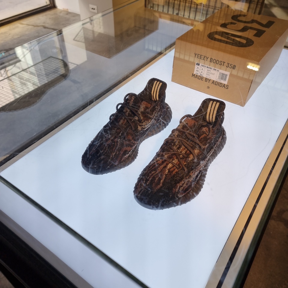 Adidas Yeezy Boost 350 V2 MX Rock 착용 스타일