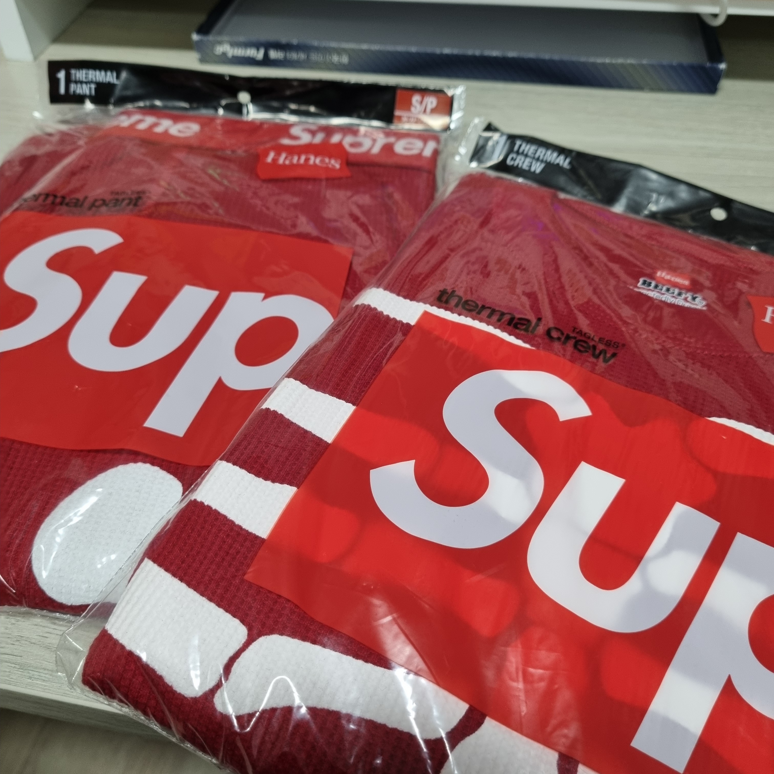 Supreme Hanes Bones Thermal Crew Red (1 Pack), Supreme Hanes Bones Thermal Pants Red (1 Pack) 착용 스타일
