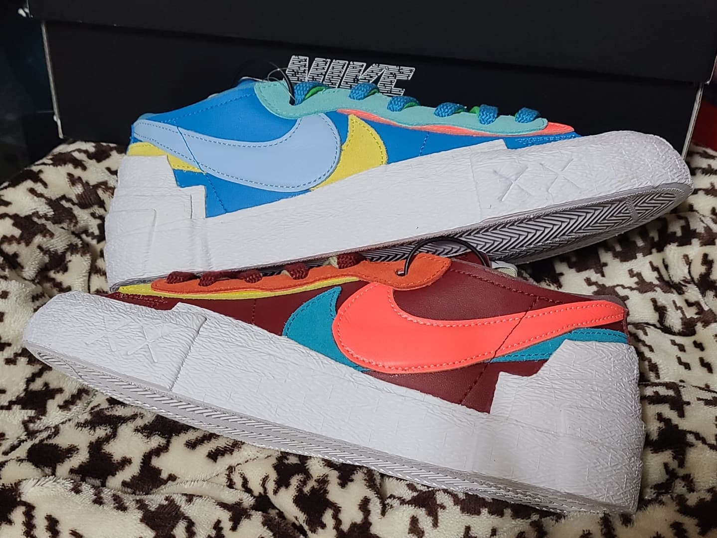 Nike x Sacai x Kaws Blazer Low Neptune Blue, Nike x Sacai x Kaws Blazer Low Team Red 착용 스타일