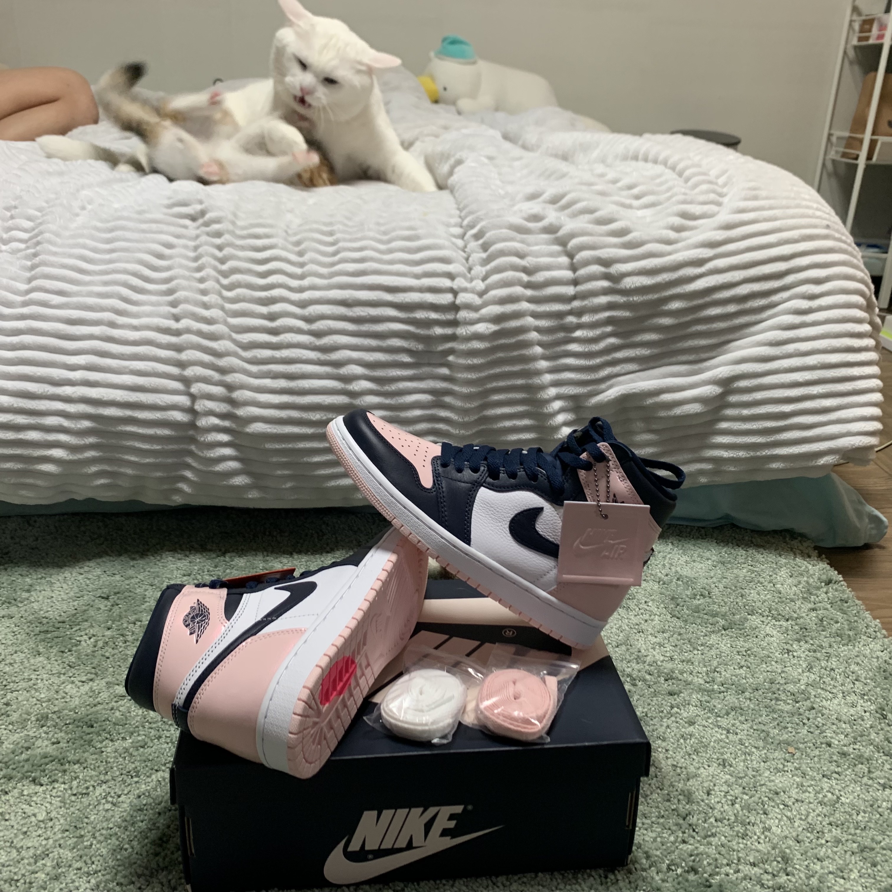 (W) Jordan 1 Retro High OG Atmosphere, (W) Nike Air Force 1 Low Catechu 착용 스타일 - 2