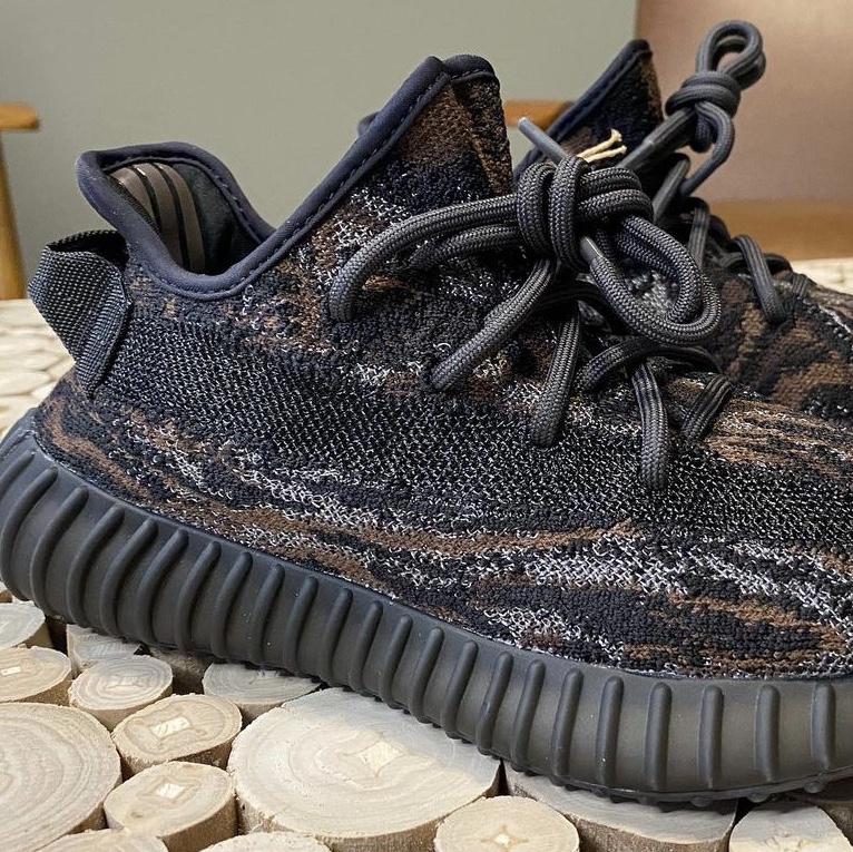 Adidas Yeezy Boost 350 V2 MX Rock 착용 스타일