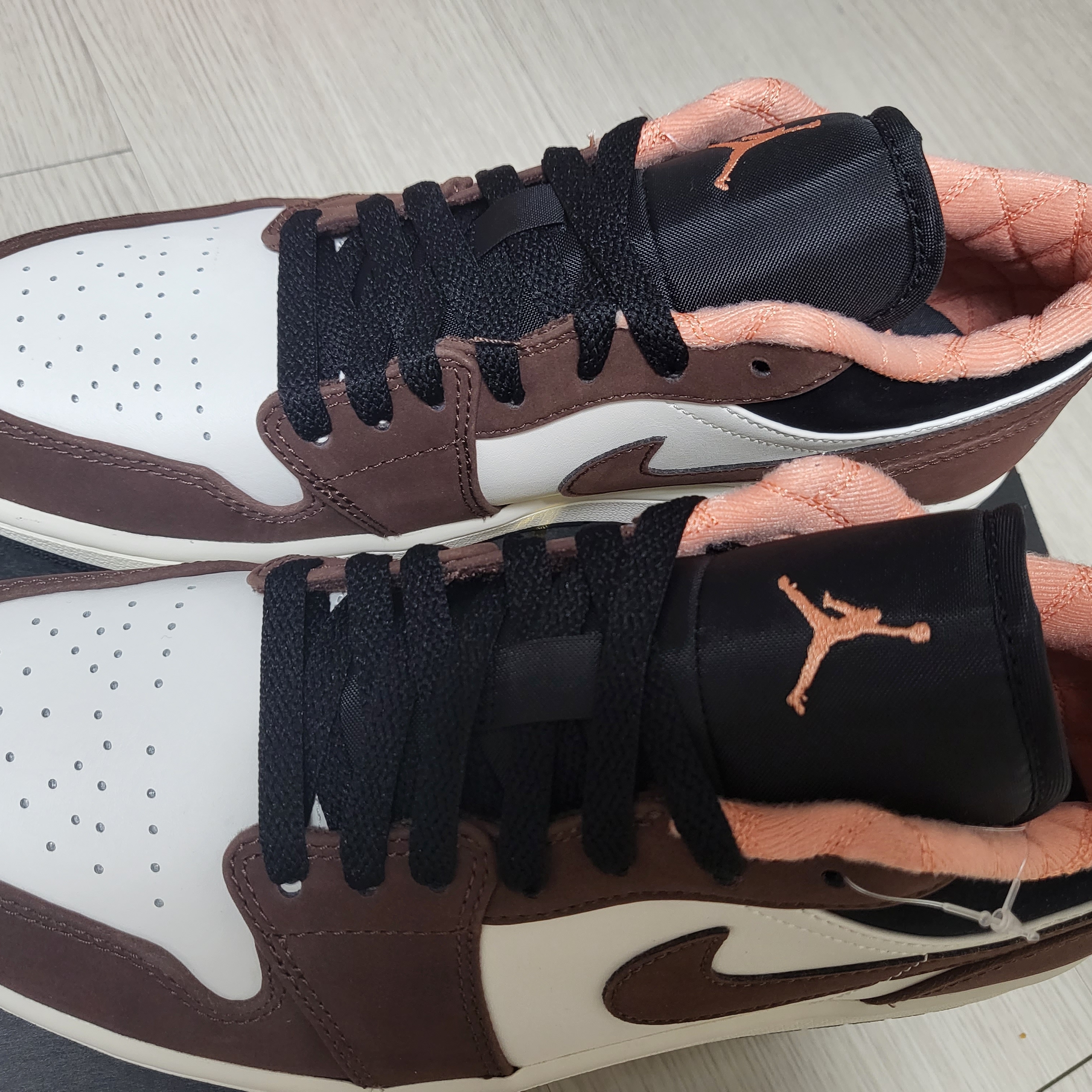 Jordan 1 Low SE Chocolate Bliss 착용 스타일 - 2