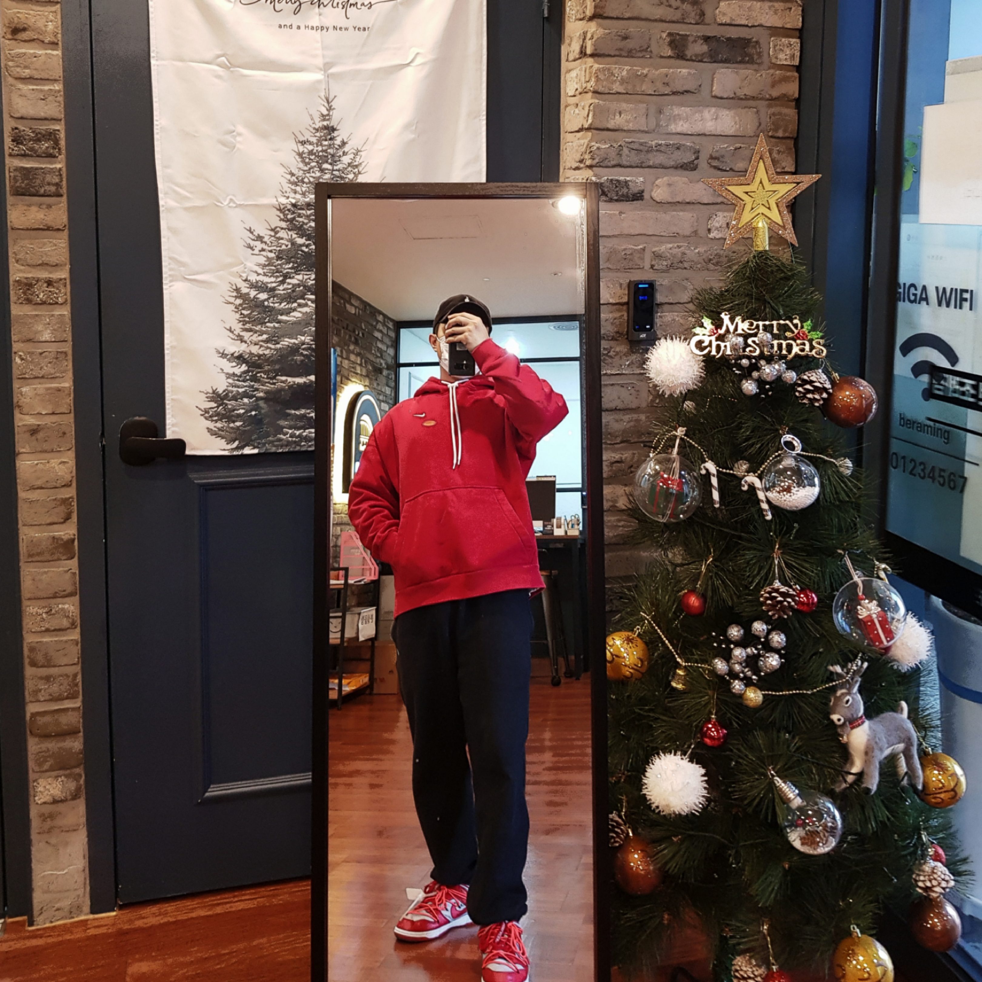 Nike M NRG Hoodie Red, Nike M NRG Sweatpants Black 착용 스타일 - 2