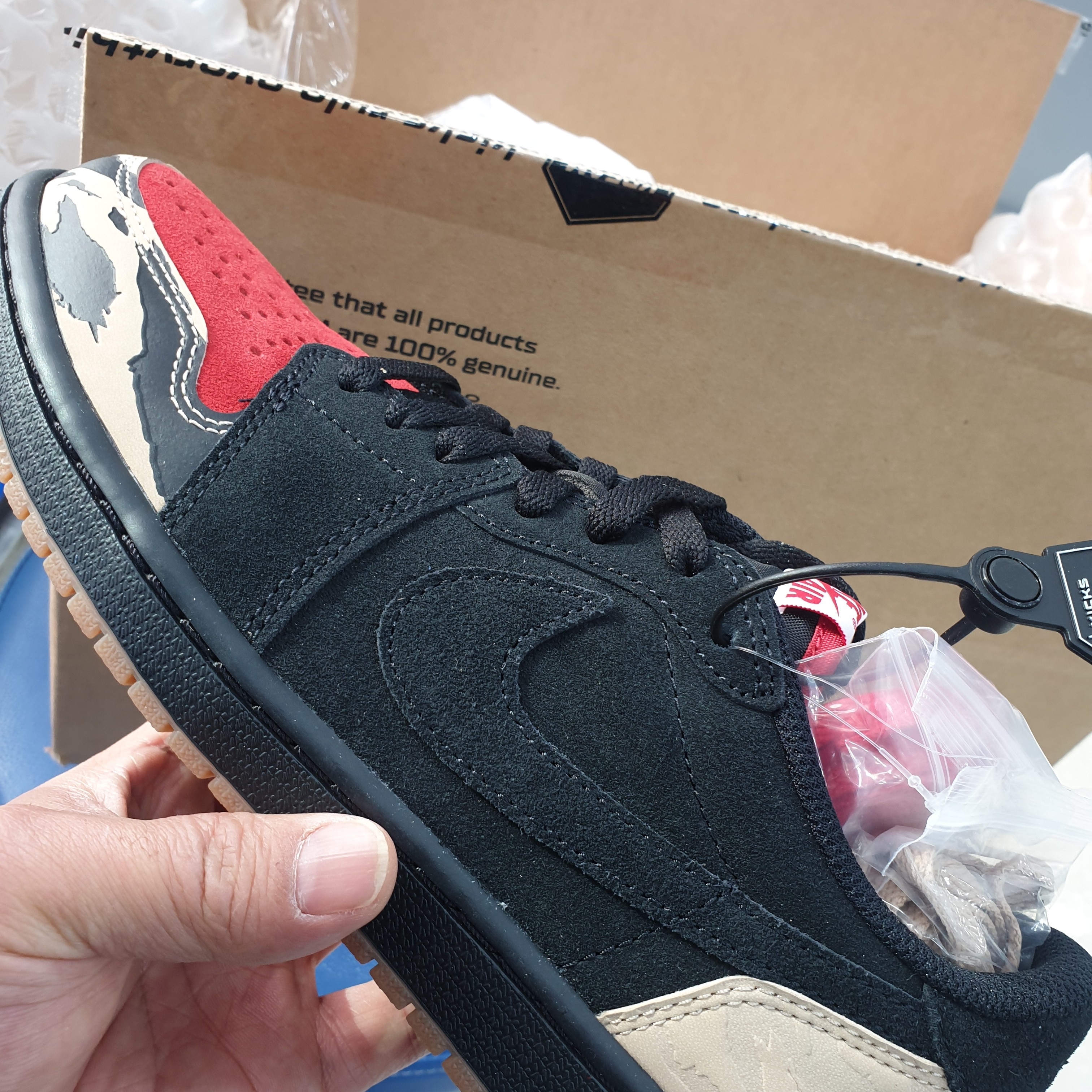 Jordan 1 x SoleFly Retro Low OG SP Black and Sport Red 착용 스타일 - 4