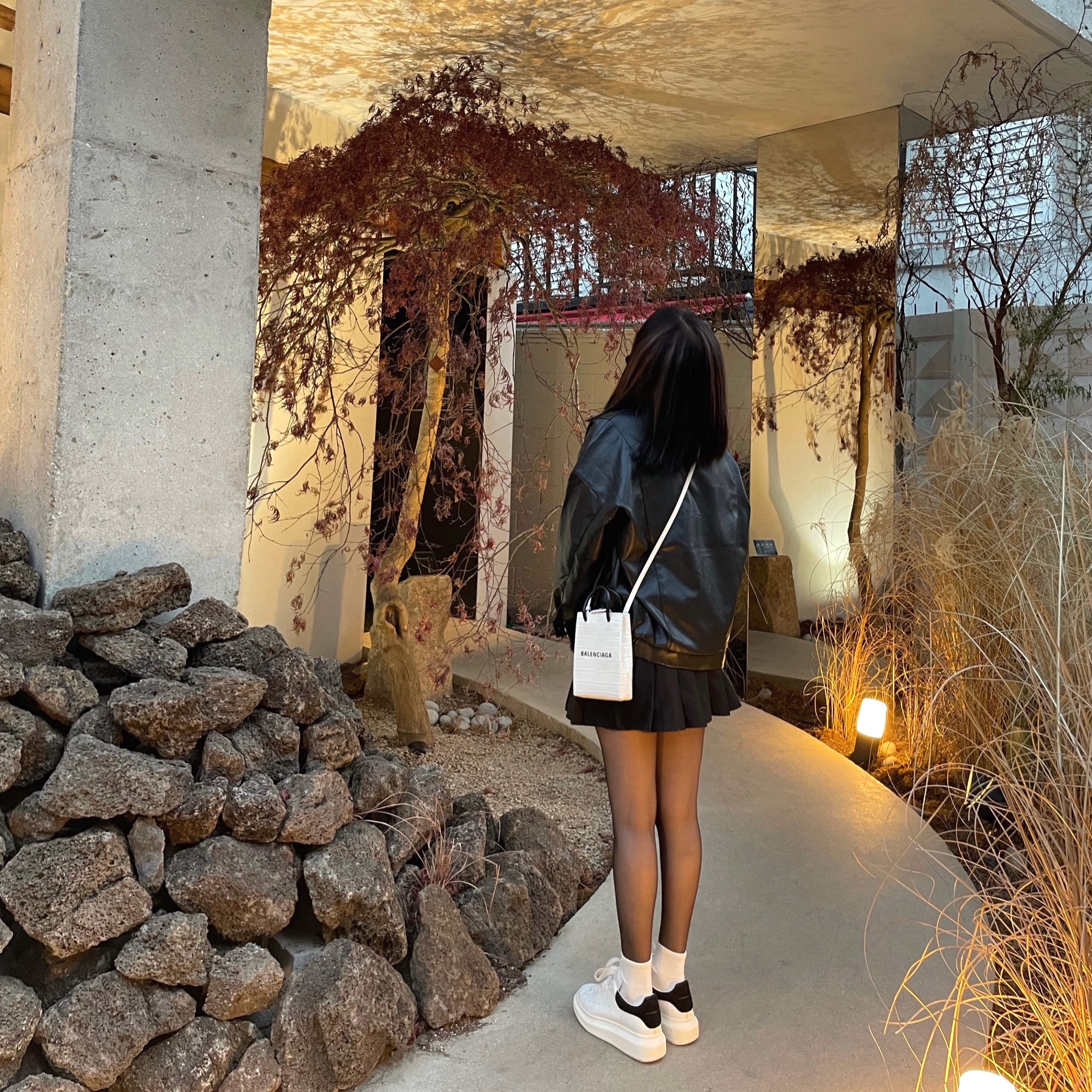 Alexander McQueen Oversized Sneakers White Black 착용 스타일 - 2