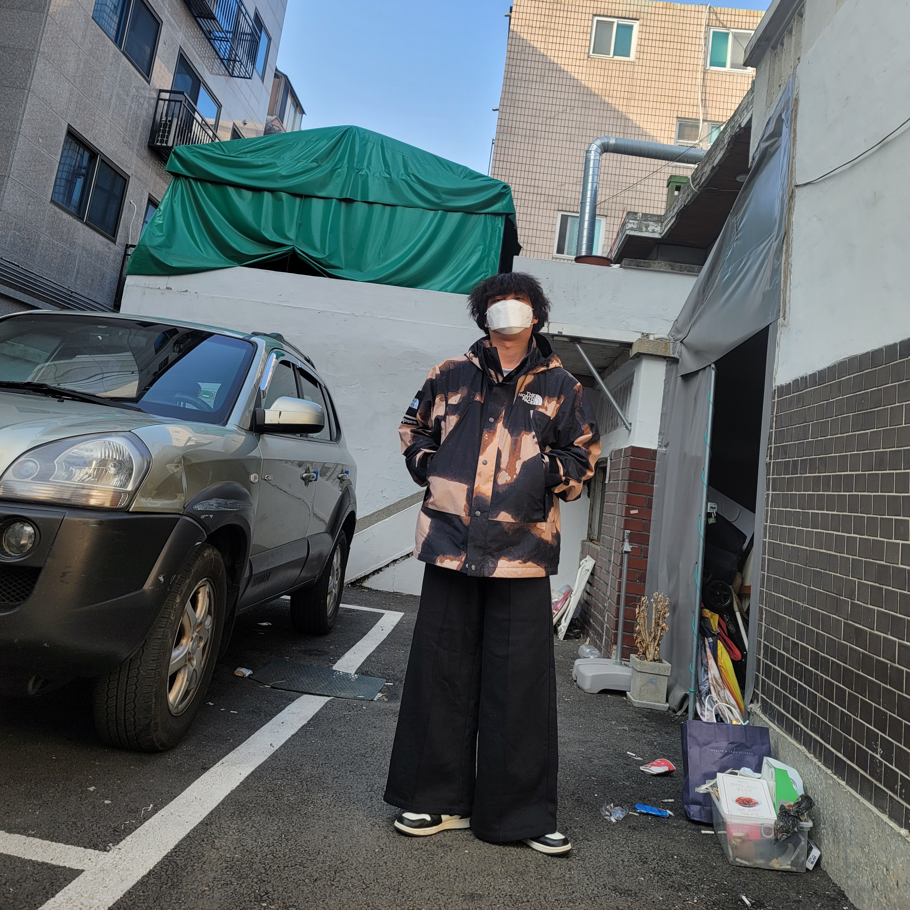 Supreme x The North Face Bleached Denim Print Mountain Jacket Black - 21FW, Jordan 1 Retro High OG Black Mocha 착용 스타일
