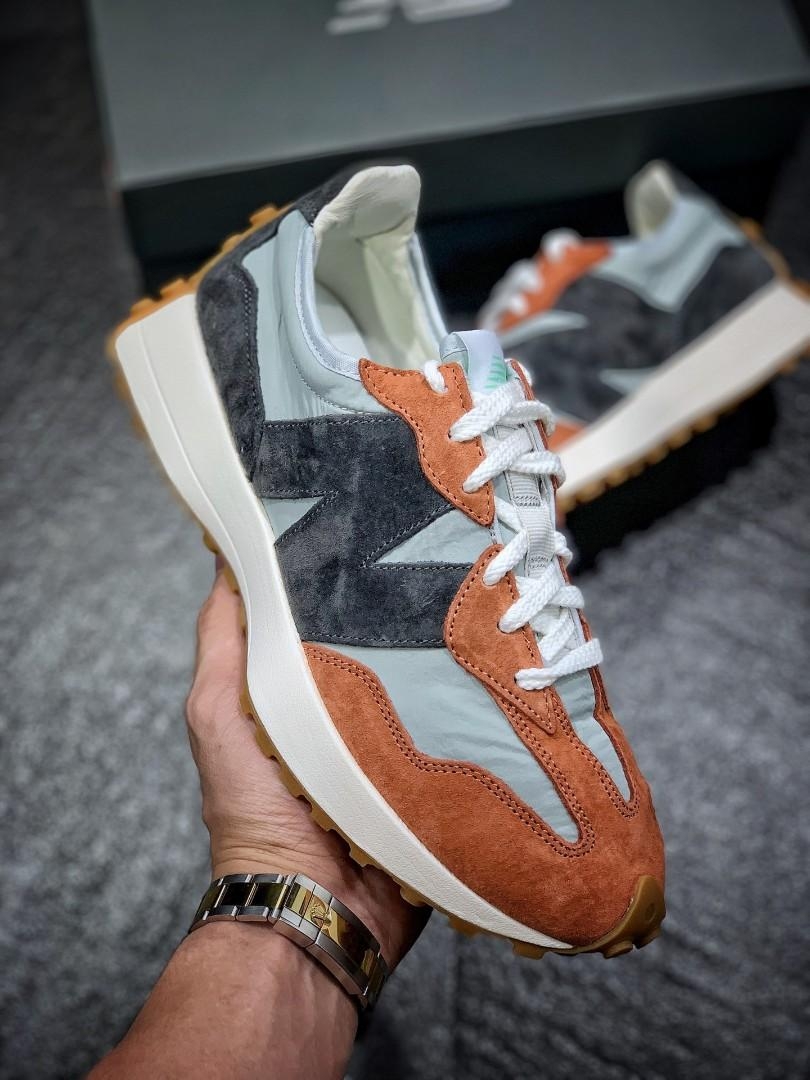 New Balance 327 Brown Grey 착용 스타일