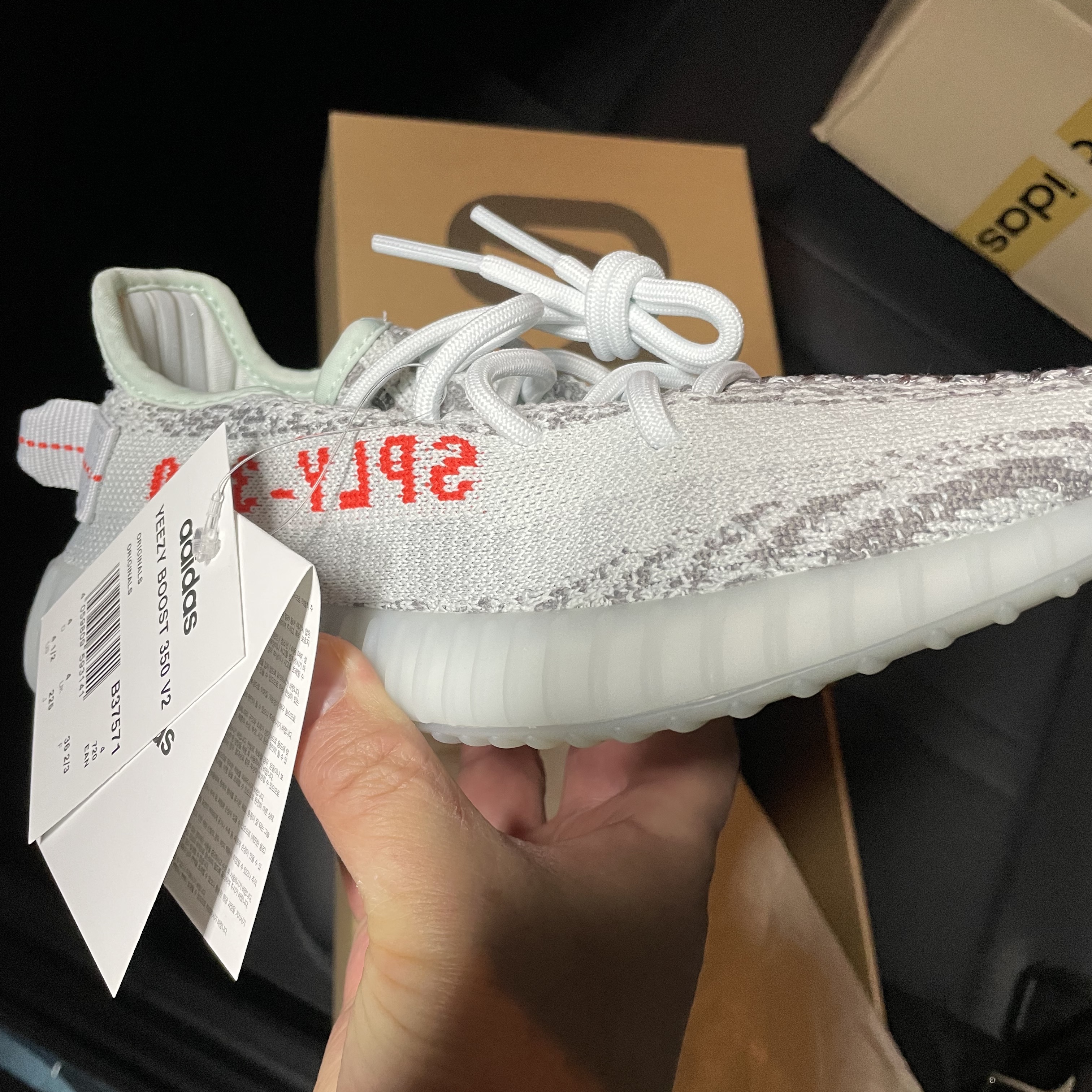 Adidas Yeezy Boost 350 V2 Blue Tint 2017 착용 스타일 - 2