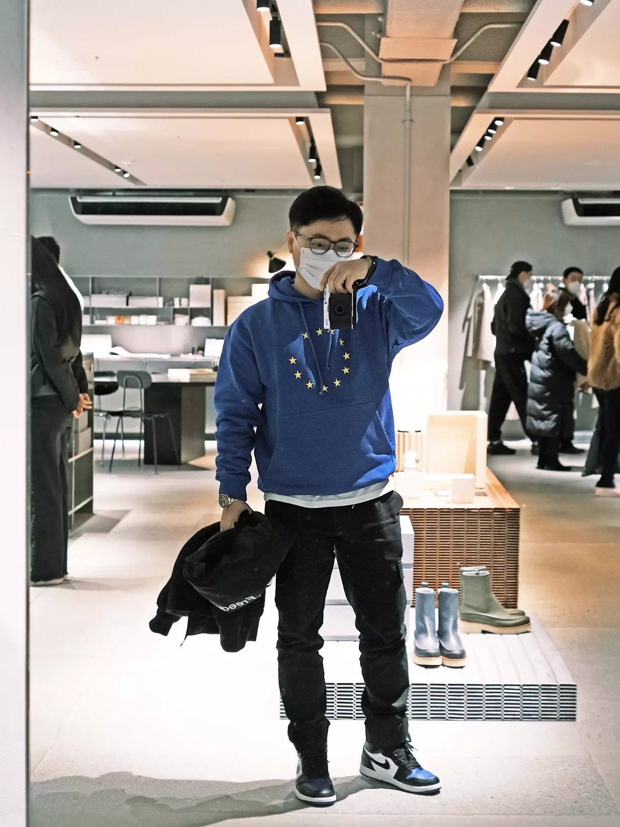Jordan 1 Retro High OG Royal Toe, Souvenir Official Eunify Classic Hoodie Blue 착용 스타일 - 2