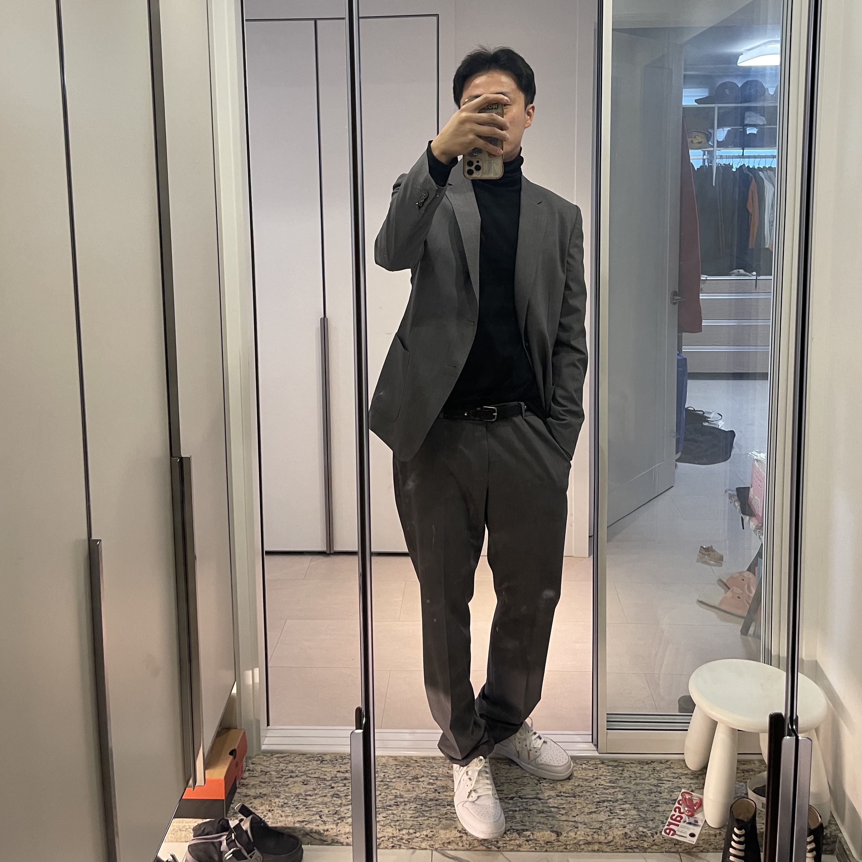 Jordan 1 Retro Low OG Premium White Tan, Crocs x Beams Classic All Terrain Mountain Parka Clog Grey 착용 스타일 - 3