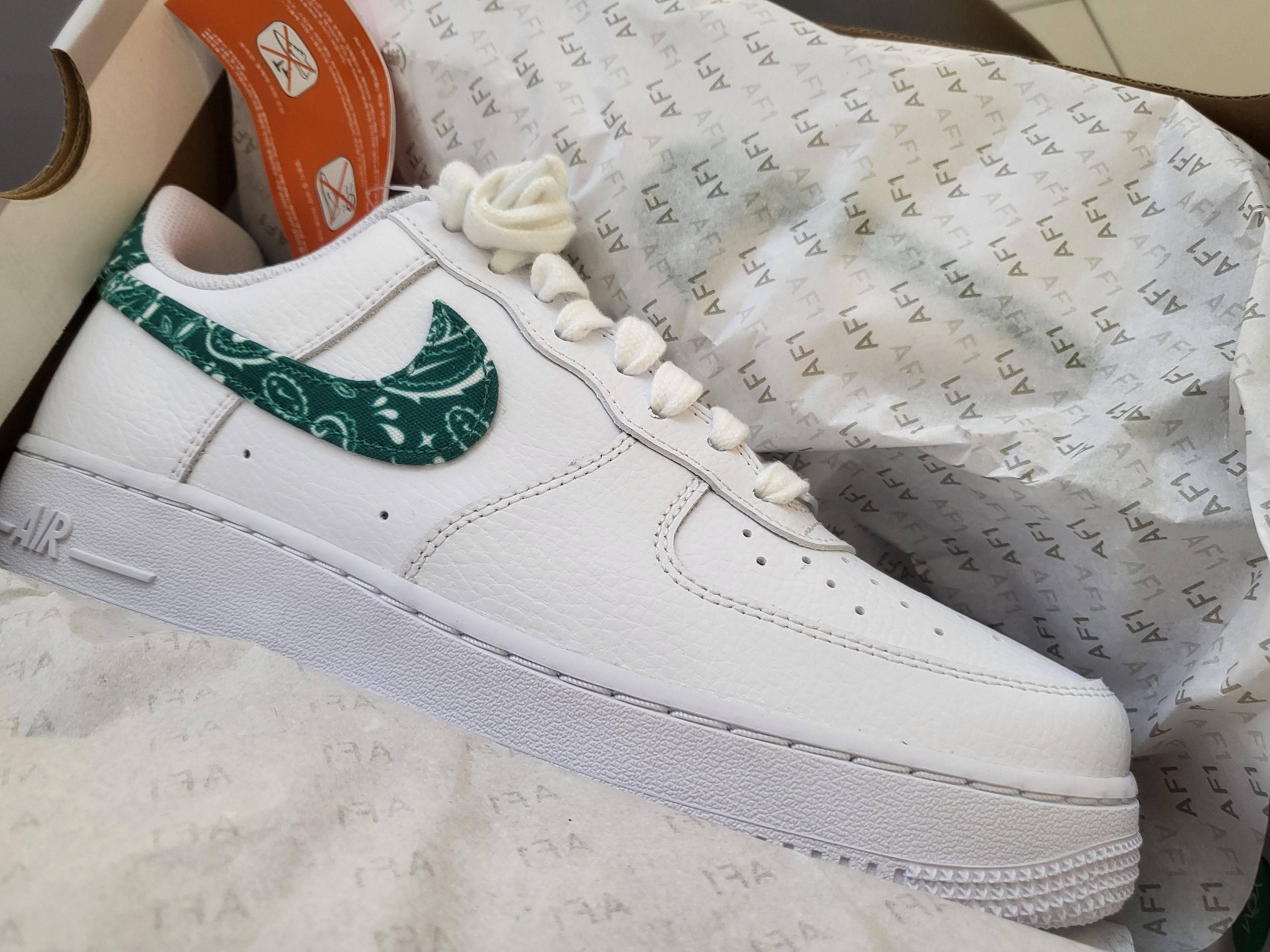 (W) Nike Air Force 1 '07 Essential Paisley Swoosh White Malachite 착용 스타일