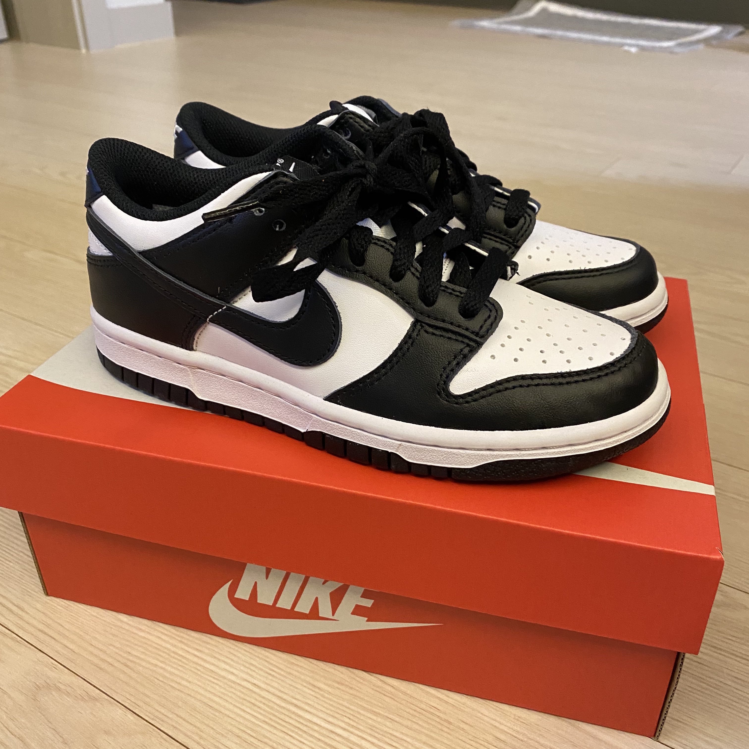 (GS) Nike Dunk Low Black 착용 스타일 - 1