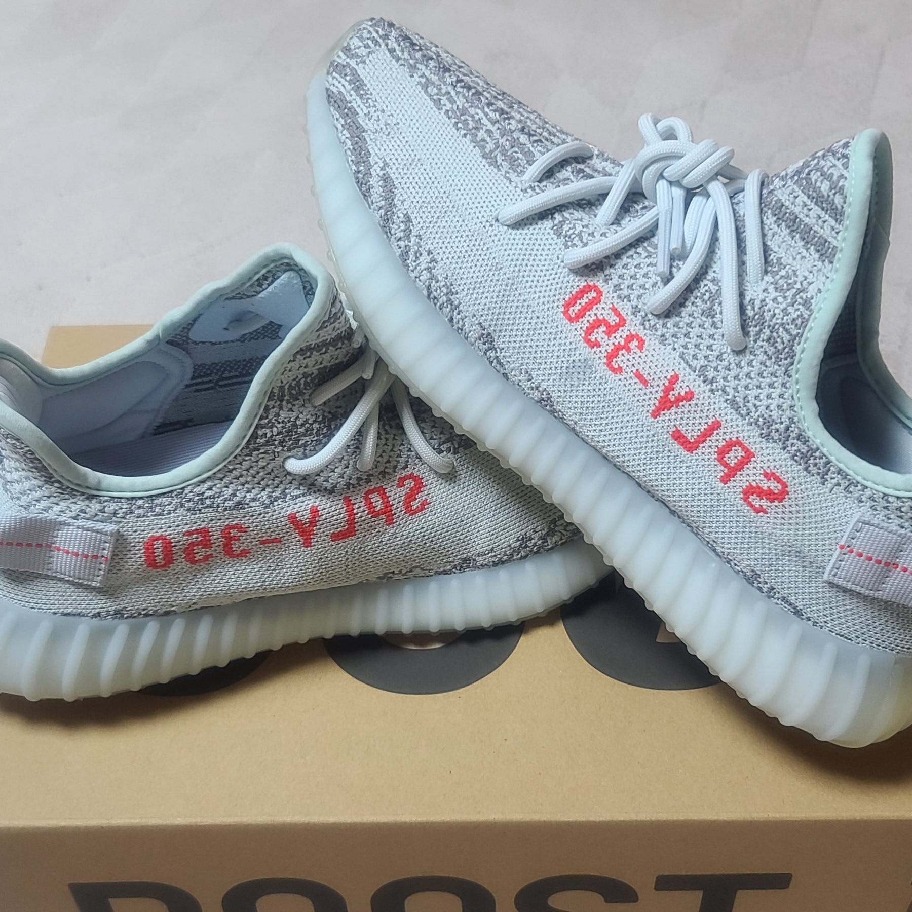 Adidas Yeezy Boost 350 V2 Blue Tint 2017 착용 스타일