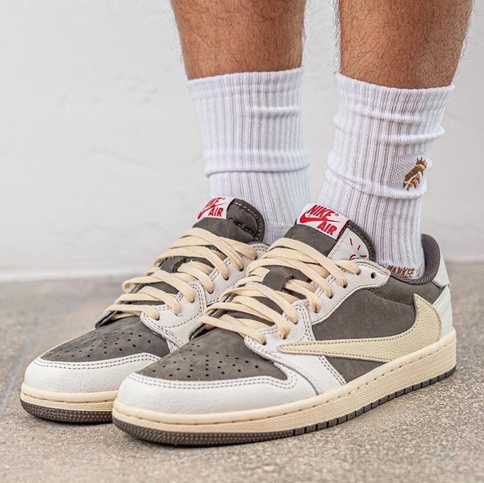 Jordan 1 x Travis Scott Retro Low OG SP Sail and Ridgerock, (PS) Jordan 1 x Travis Scott Retro Low OG SP Sail and Ridgerock 착용 스타일 - 2