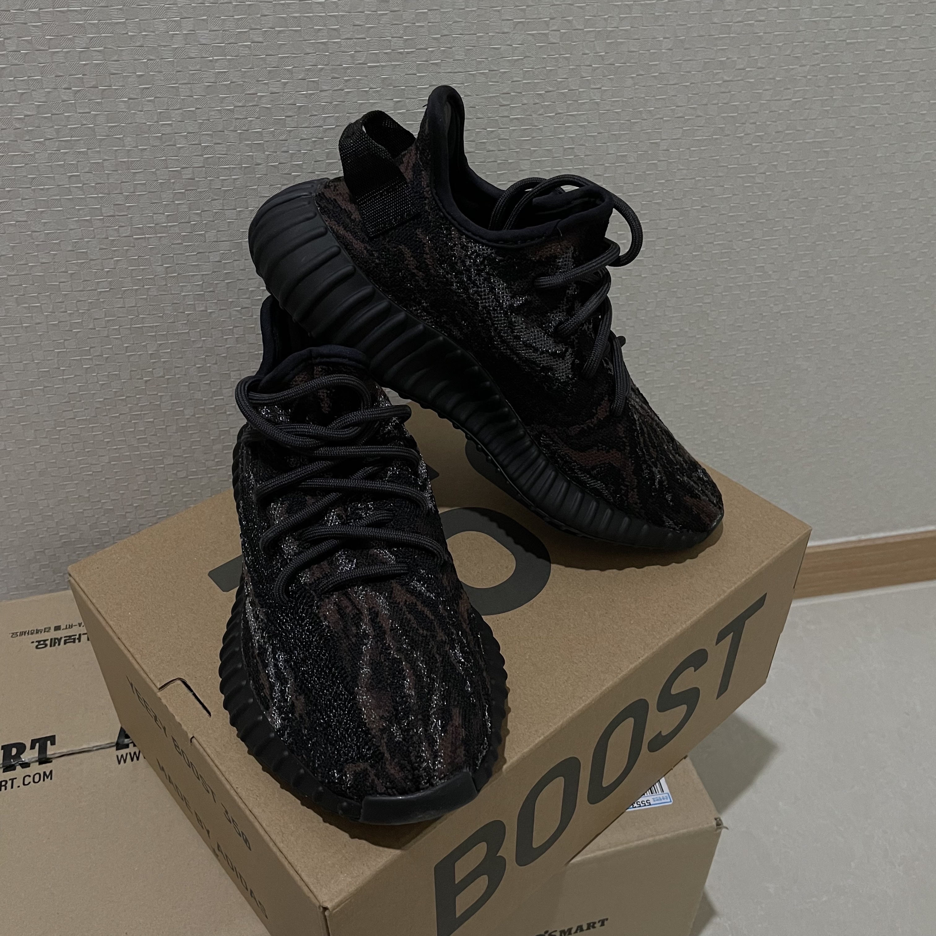 Adidas Yeezy Boost 350 V2 MX Rock 착용 스타일 - 3