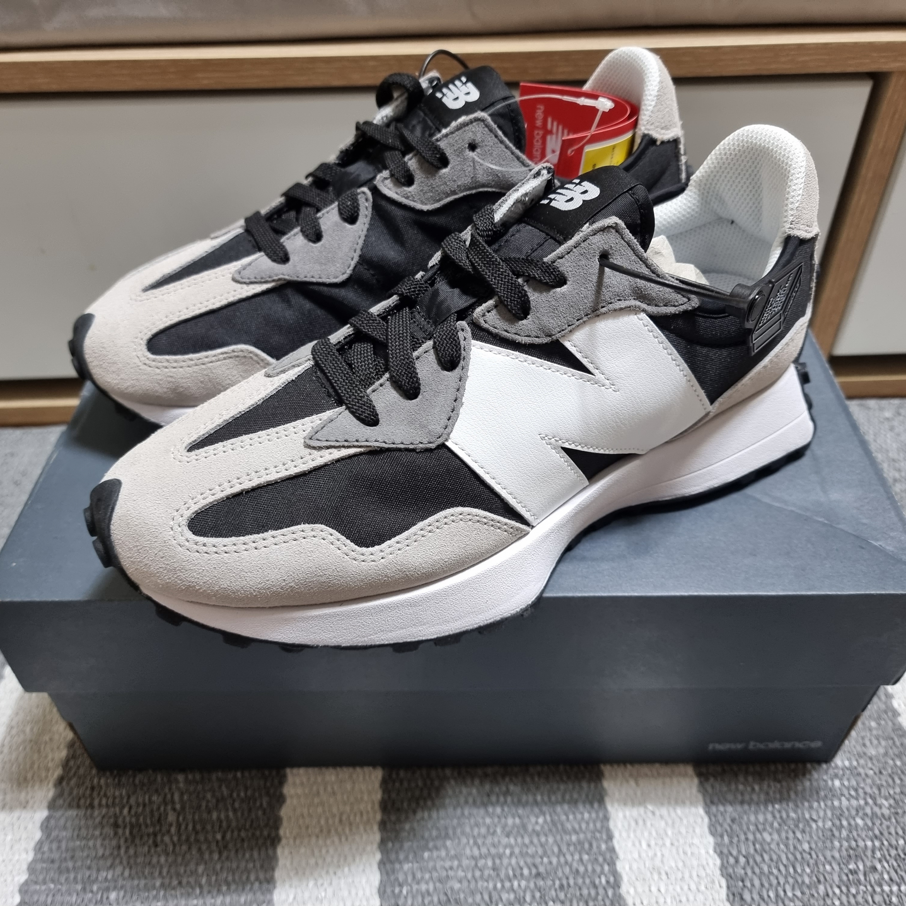 New Balance 327 Black Grey 착용 스타일 - 2