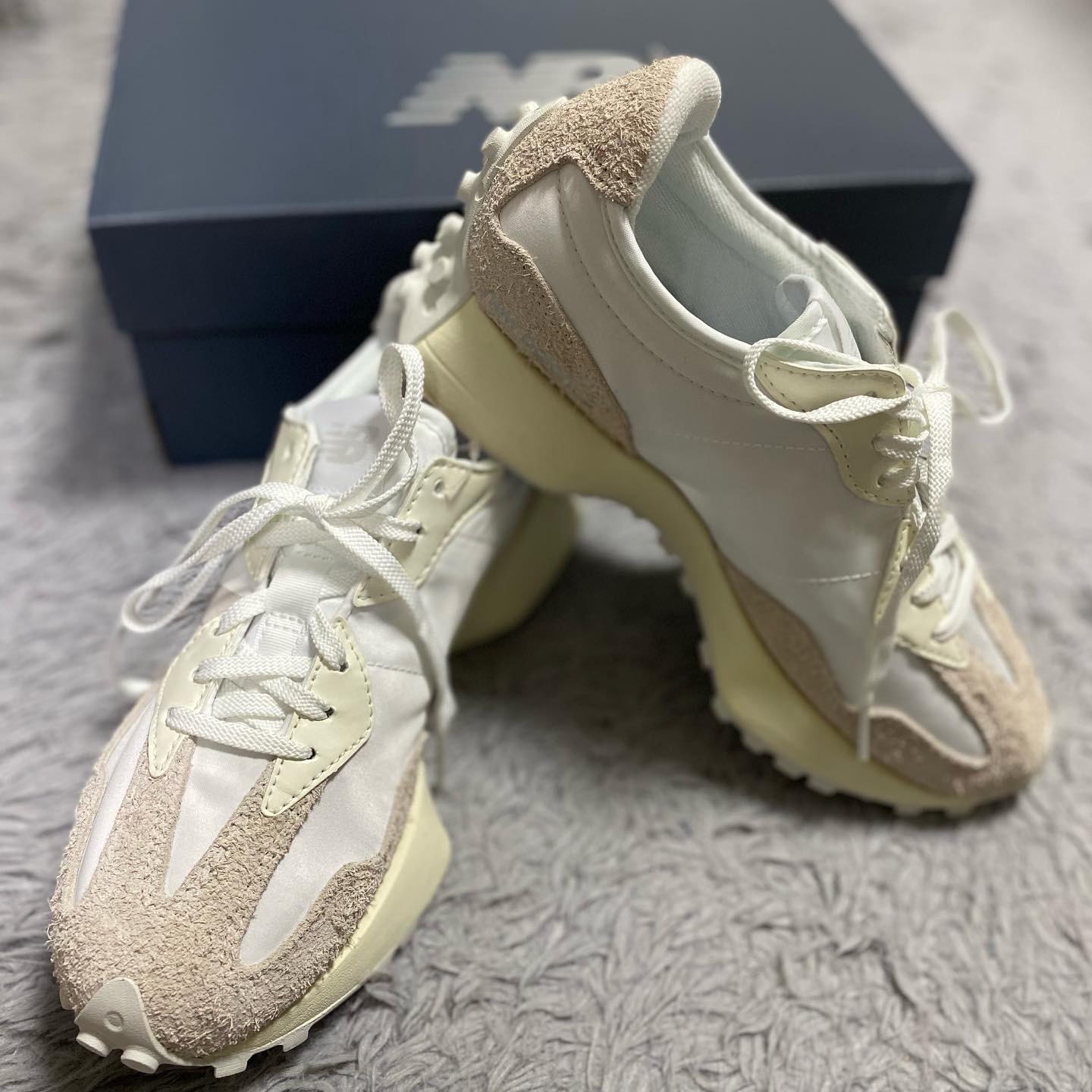 (W) New Balance 327 White Moonbeam 착용 스타일 - 1