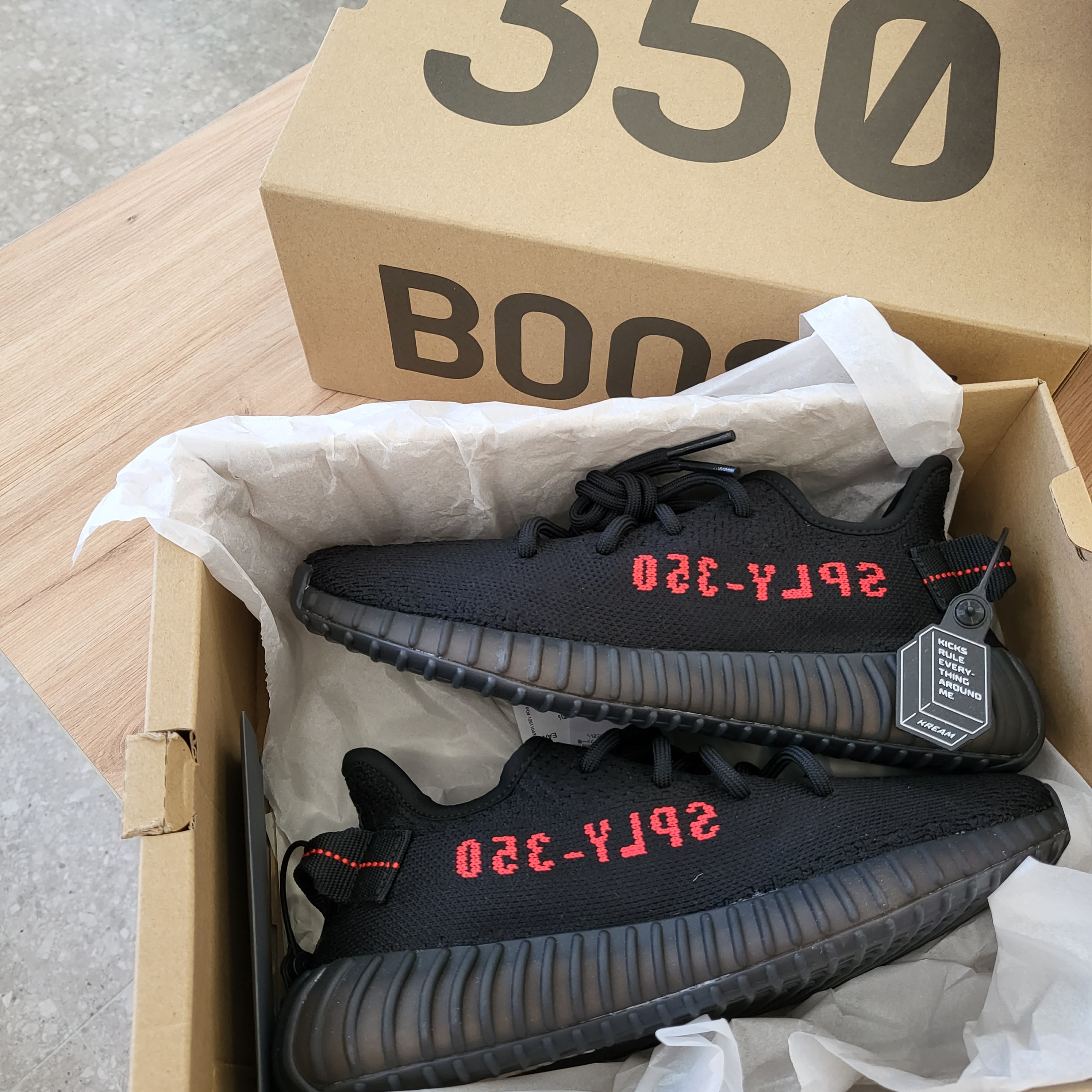 Adidas Yeezy Boost 350 V2 Black Red 2020 착용 스타일