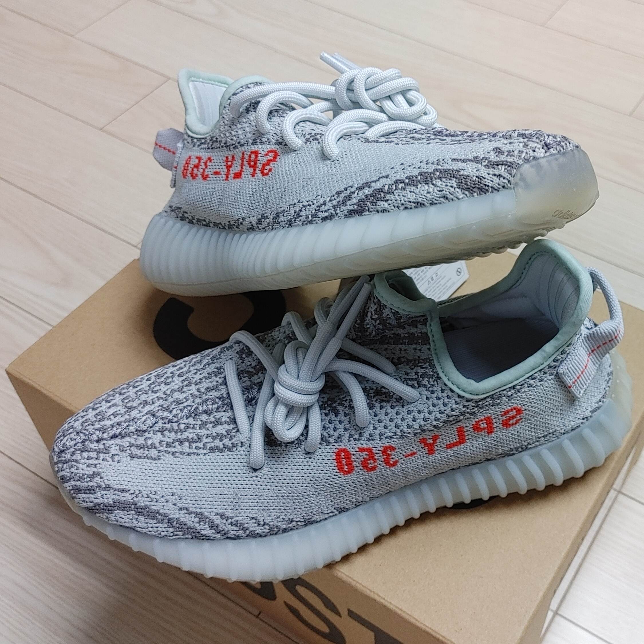Adidas Yeezy Boost 350 V2 Blue Tint 2017 착용 스타일 - 3