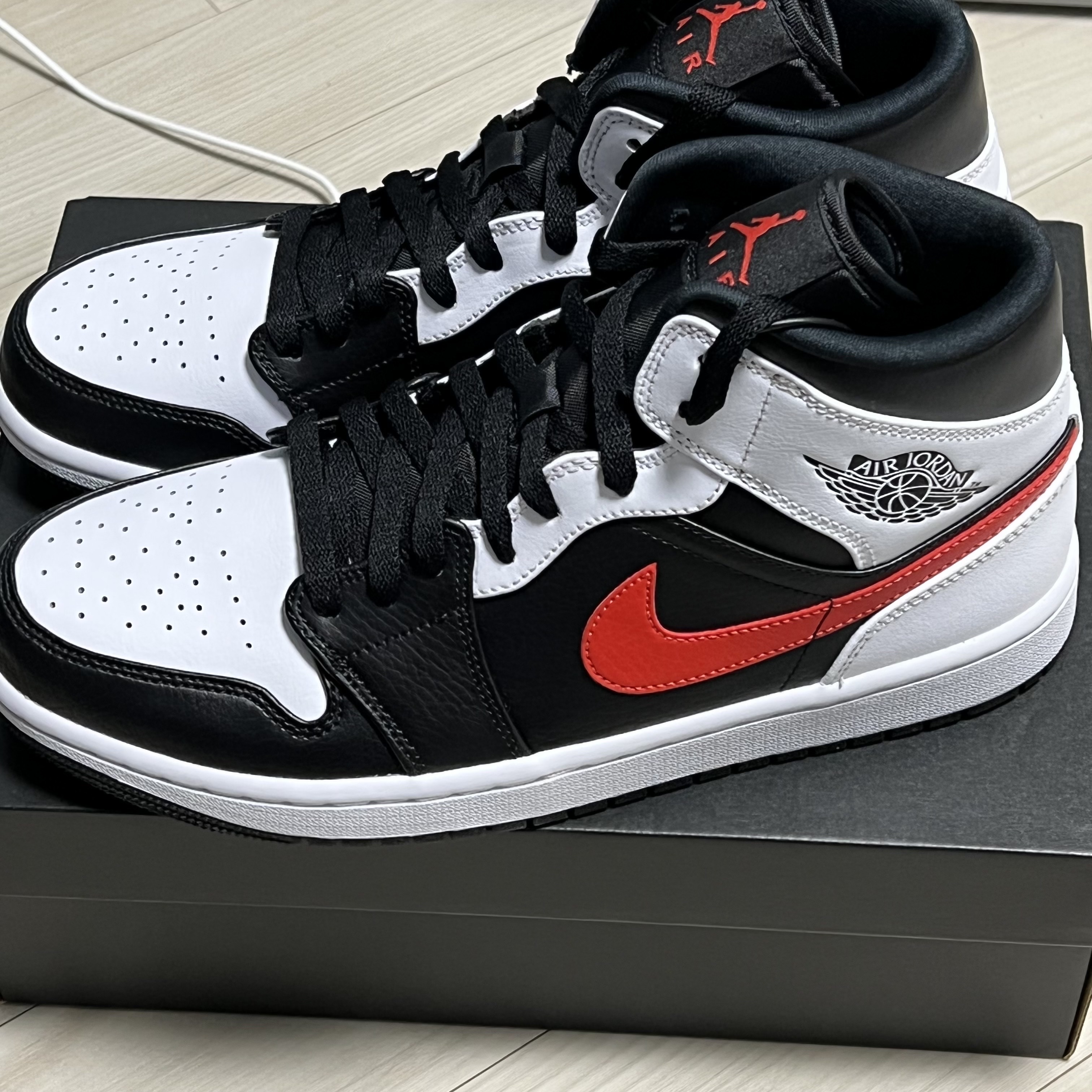 Jordan 1 Mid Black Chile Red 착용 스타일