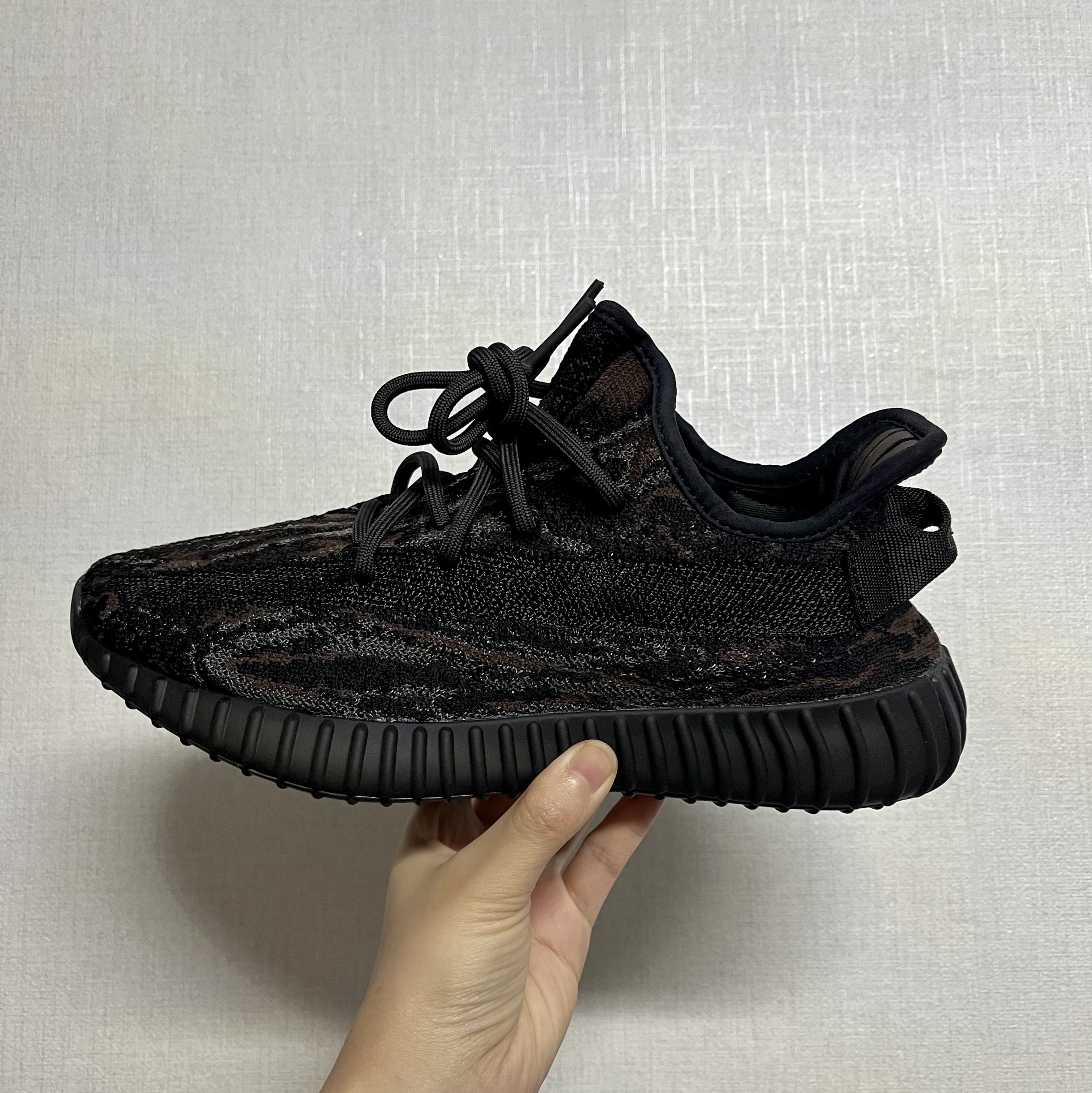 Adidas Yeezy Boost 350 V2 MX Rock 착용 스타일