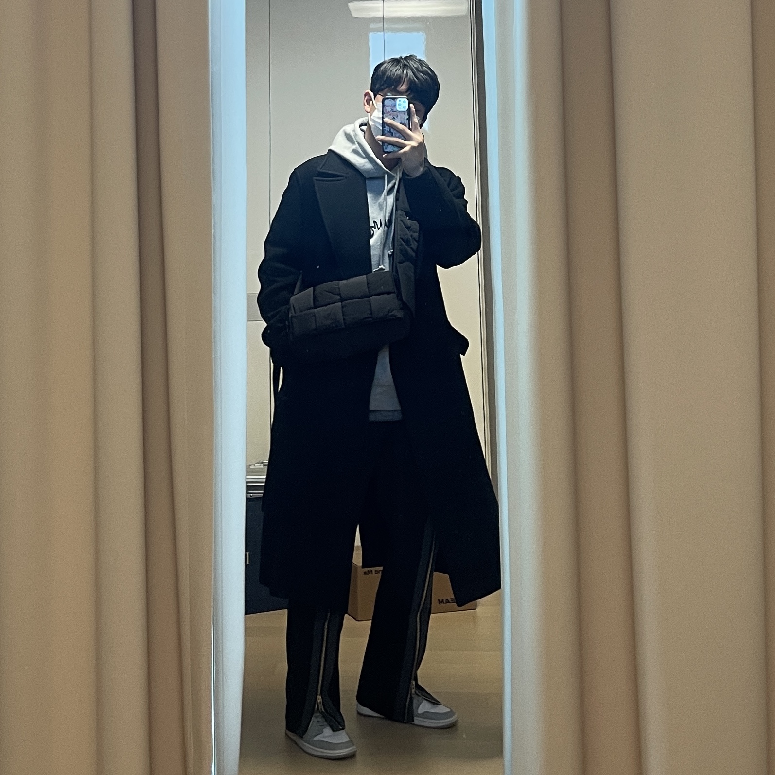 Jordan 1 Mid Light Smoke Grey, Bottega Veneta Padded Tech Cassette Black 착용 스타일 - 1