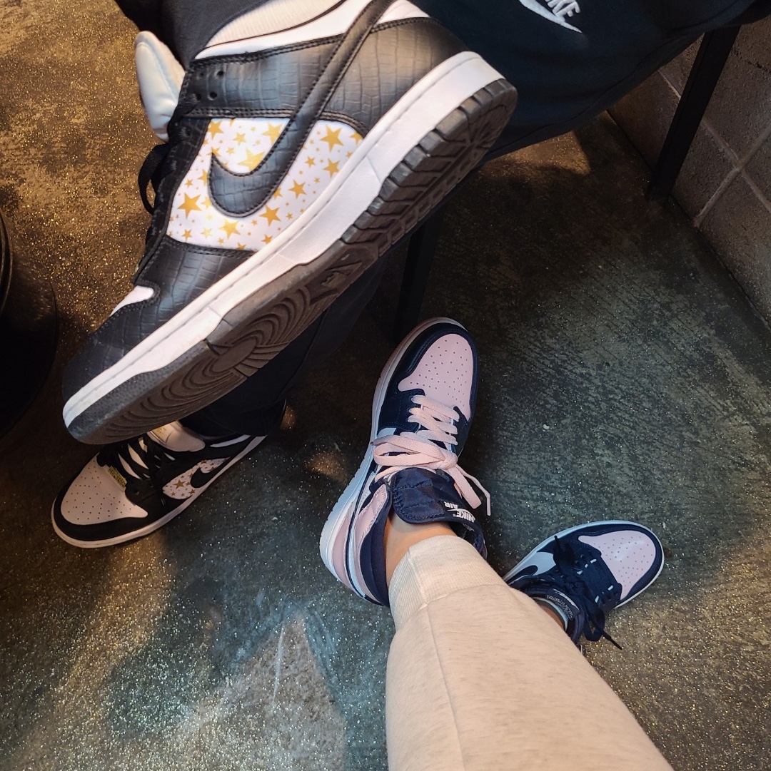 (W) Jordan 1 Retro High OG Atmosphere, Nike x Supreme SB Dunk Low Black 착용 스타일