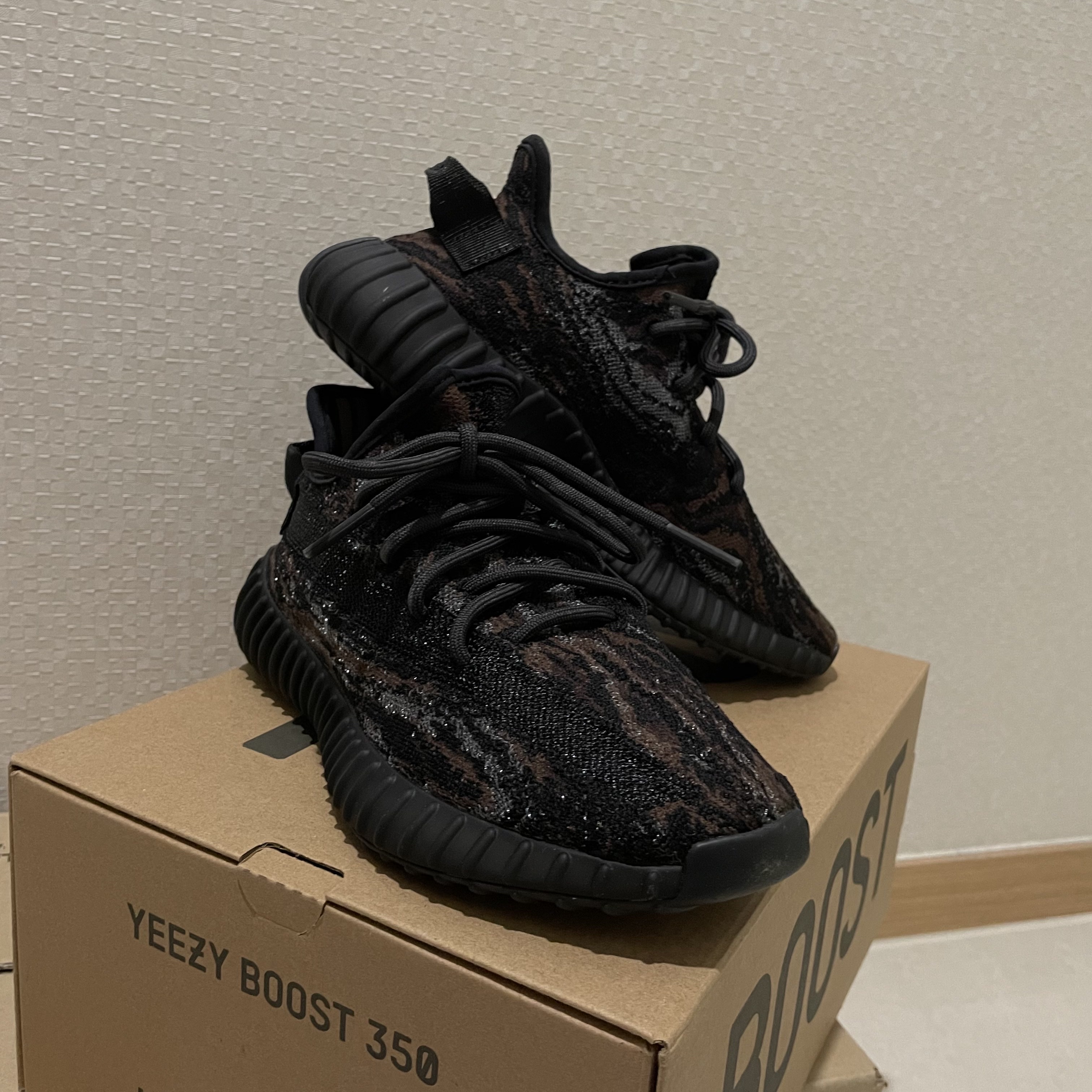 Adidas Yeezy Boost 350 V2 MX Rock 착용 스타일 - 2
