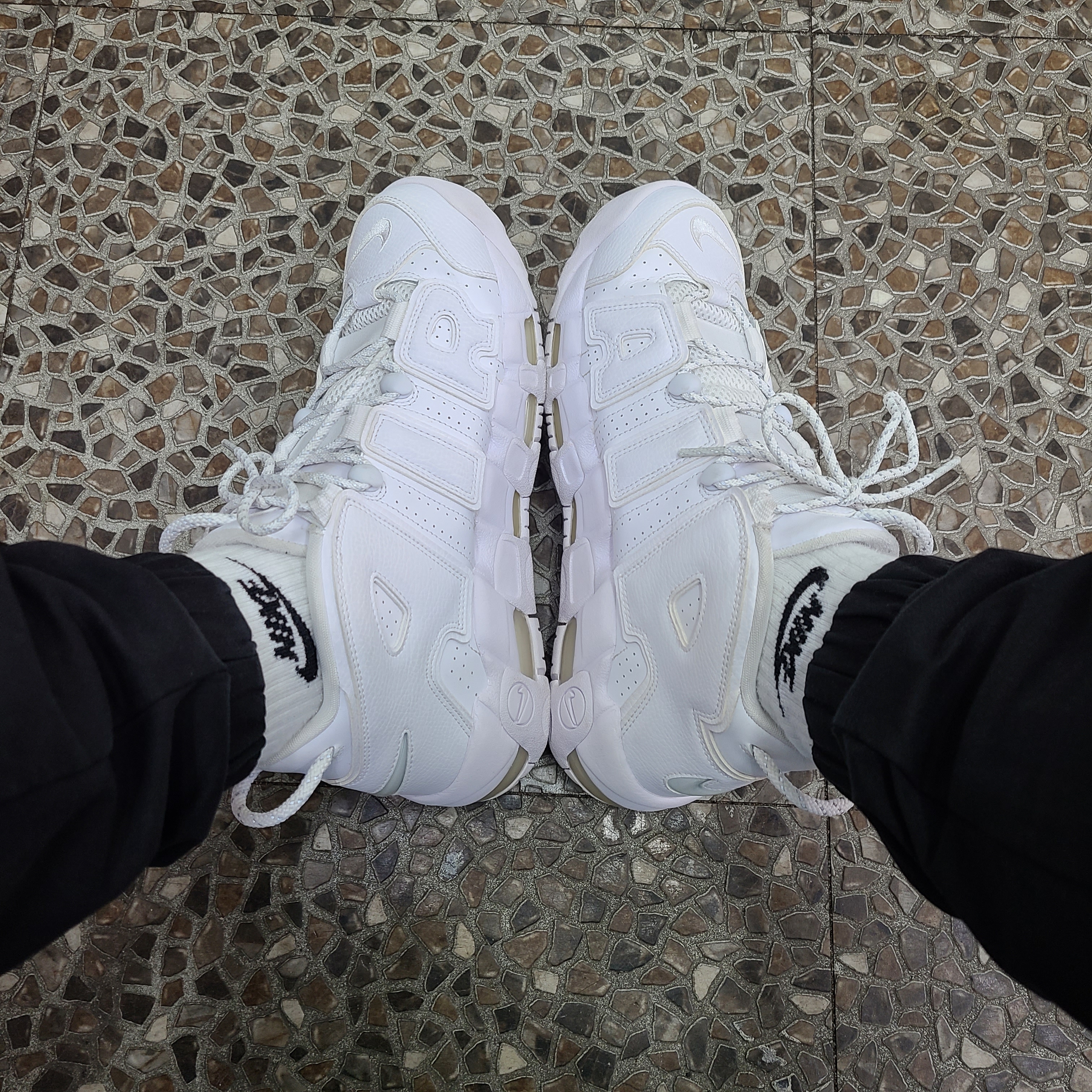 Nike Air More Uptempo Triple White 착용 스타일 - 1